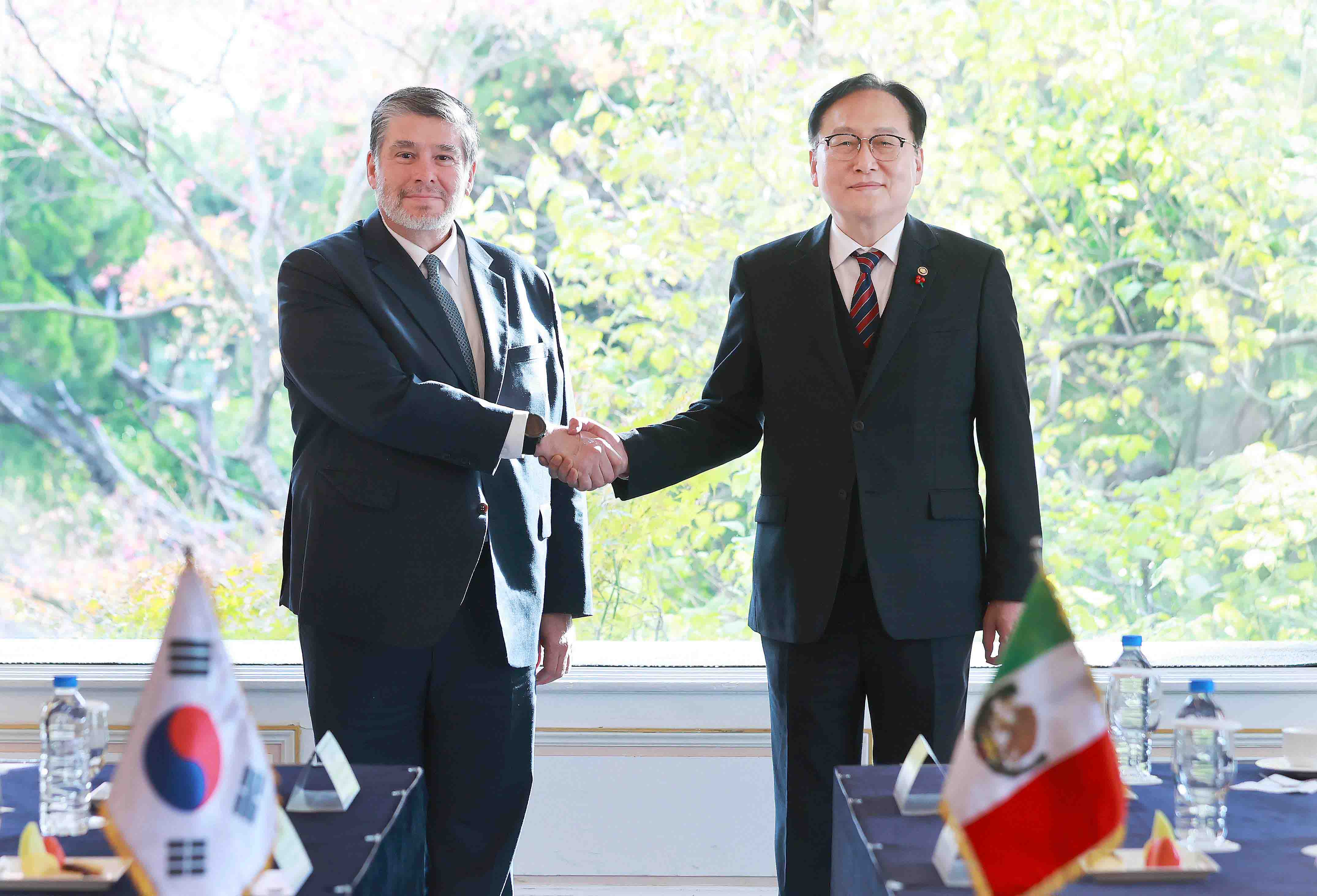 Trade Minister meets Mexican Ambassador to Korea