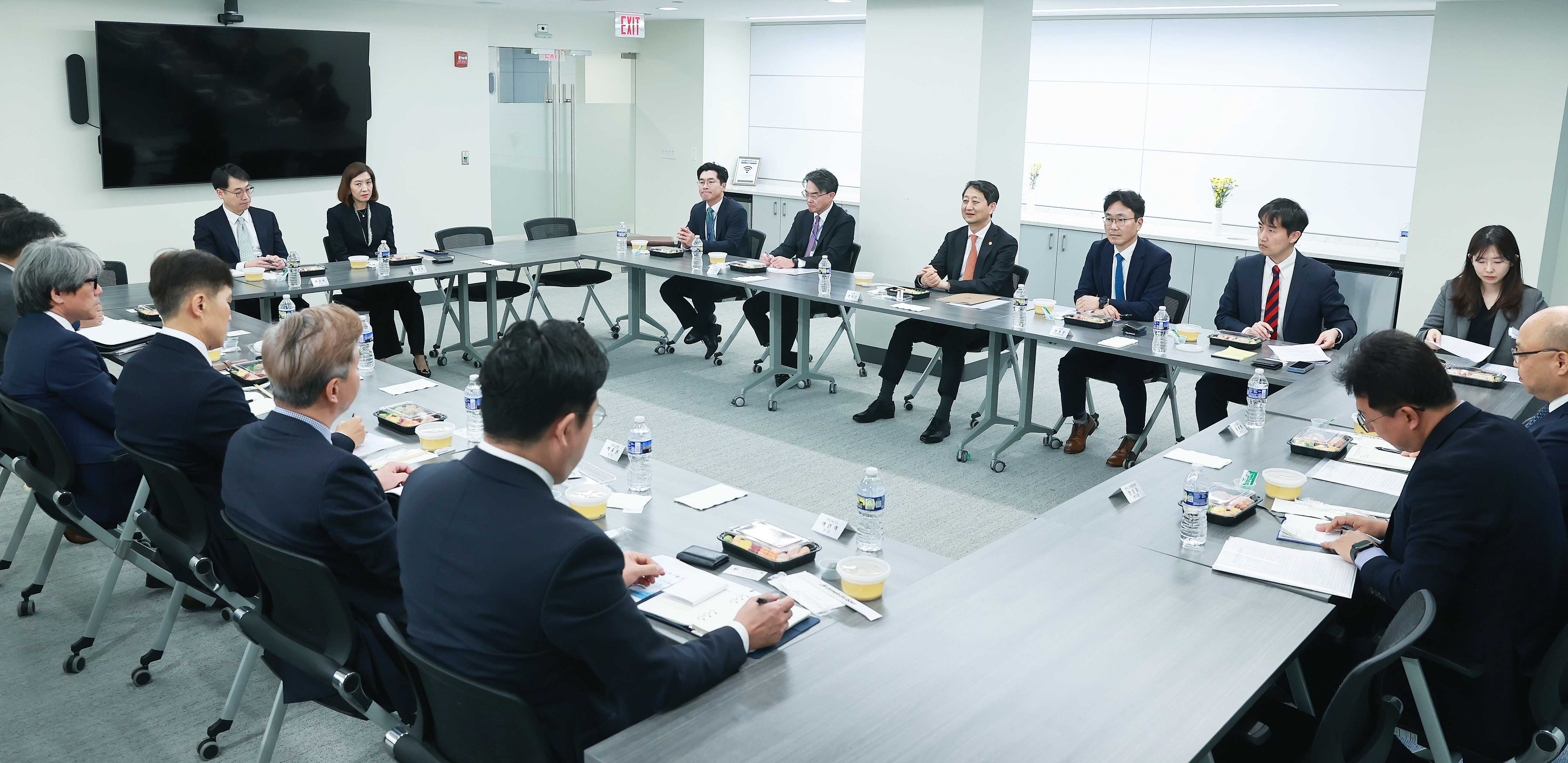Minister Ahn discusses investment with Korean firms in U.S.