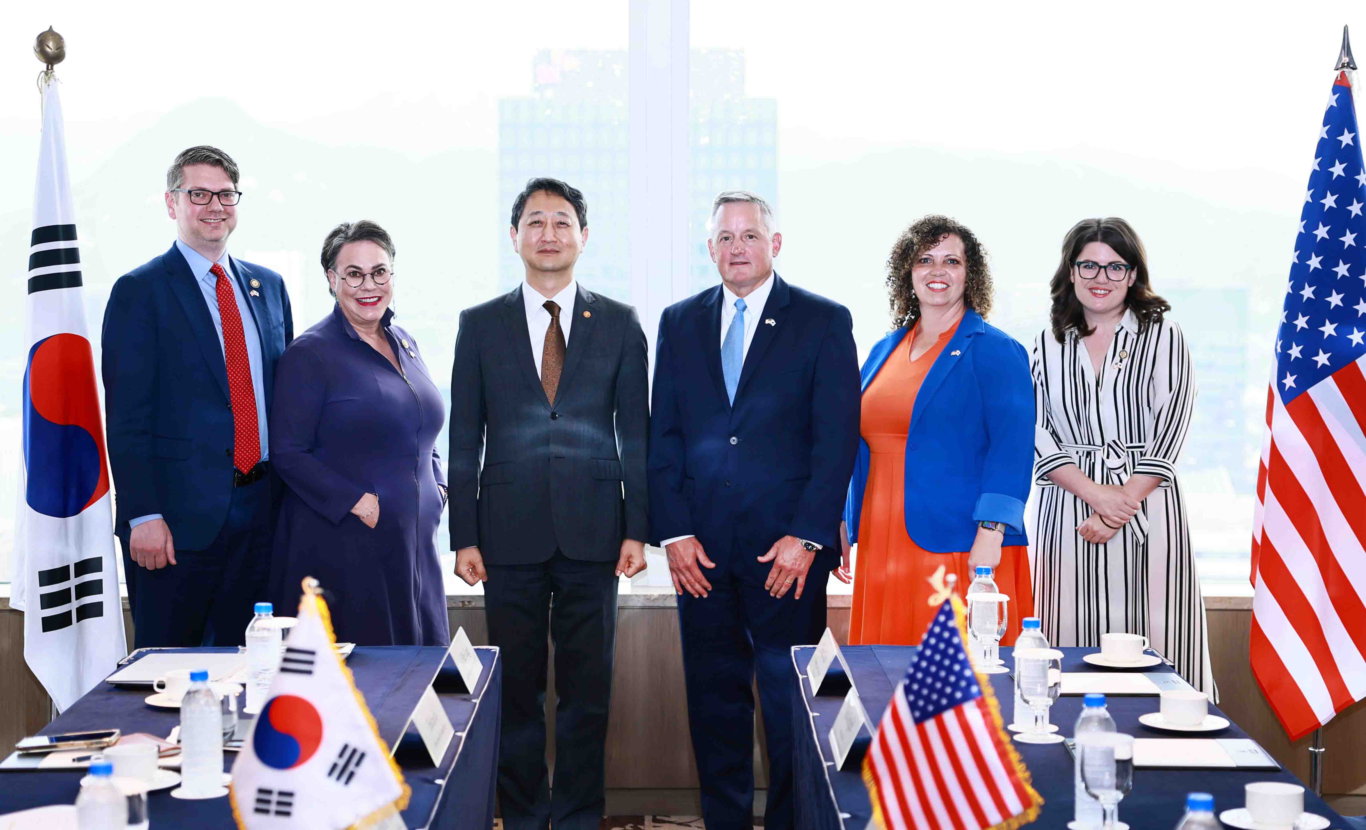 Minister Ahn meets members of U.S. House Committee on Natural Resources 