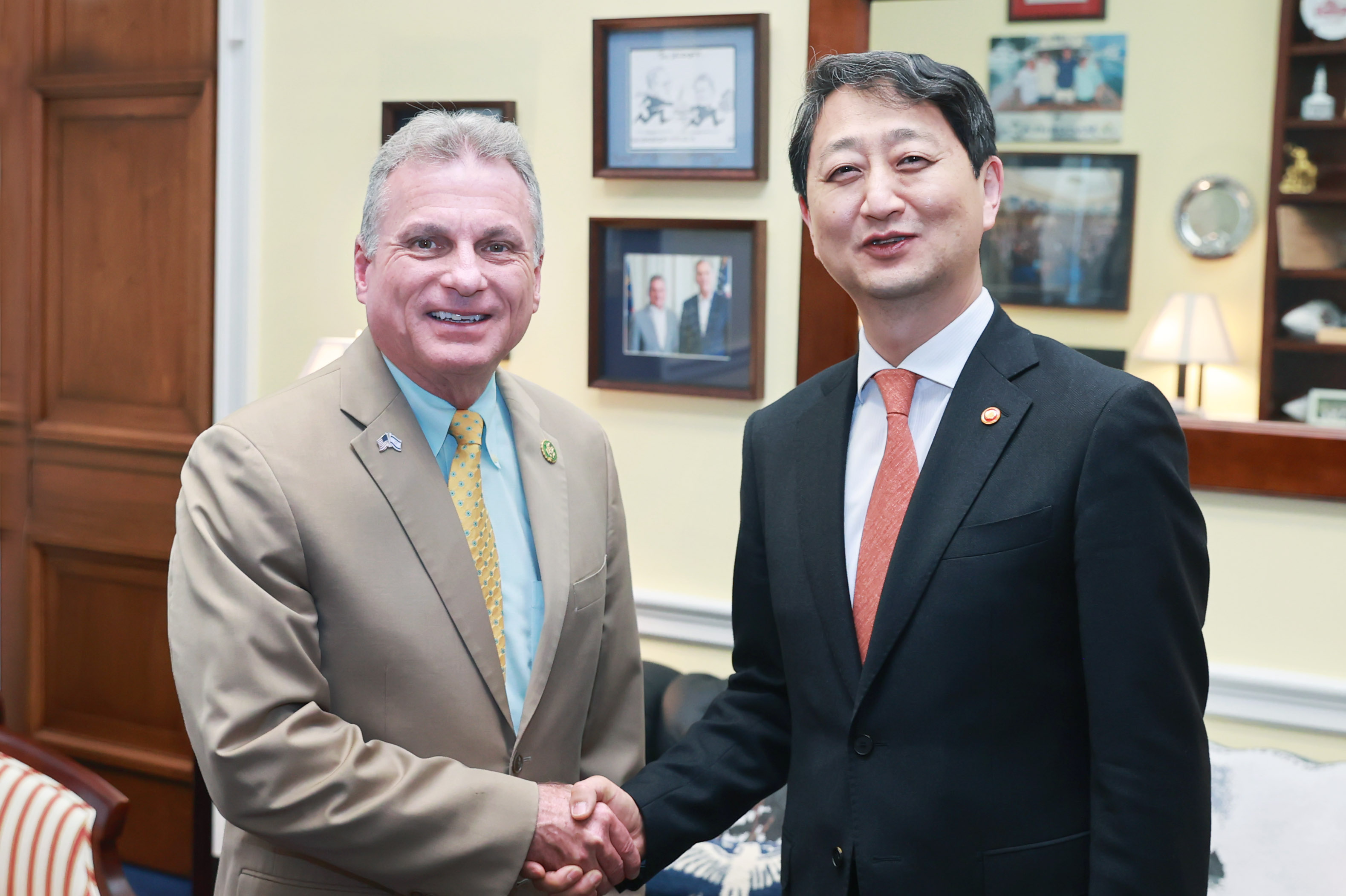 Minister Ahn meets with U.S. Representative Buddy Carter