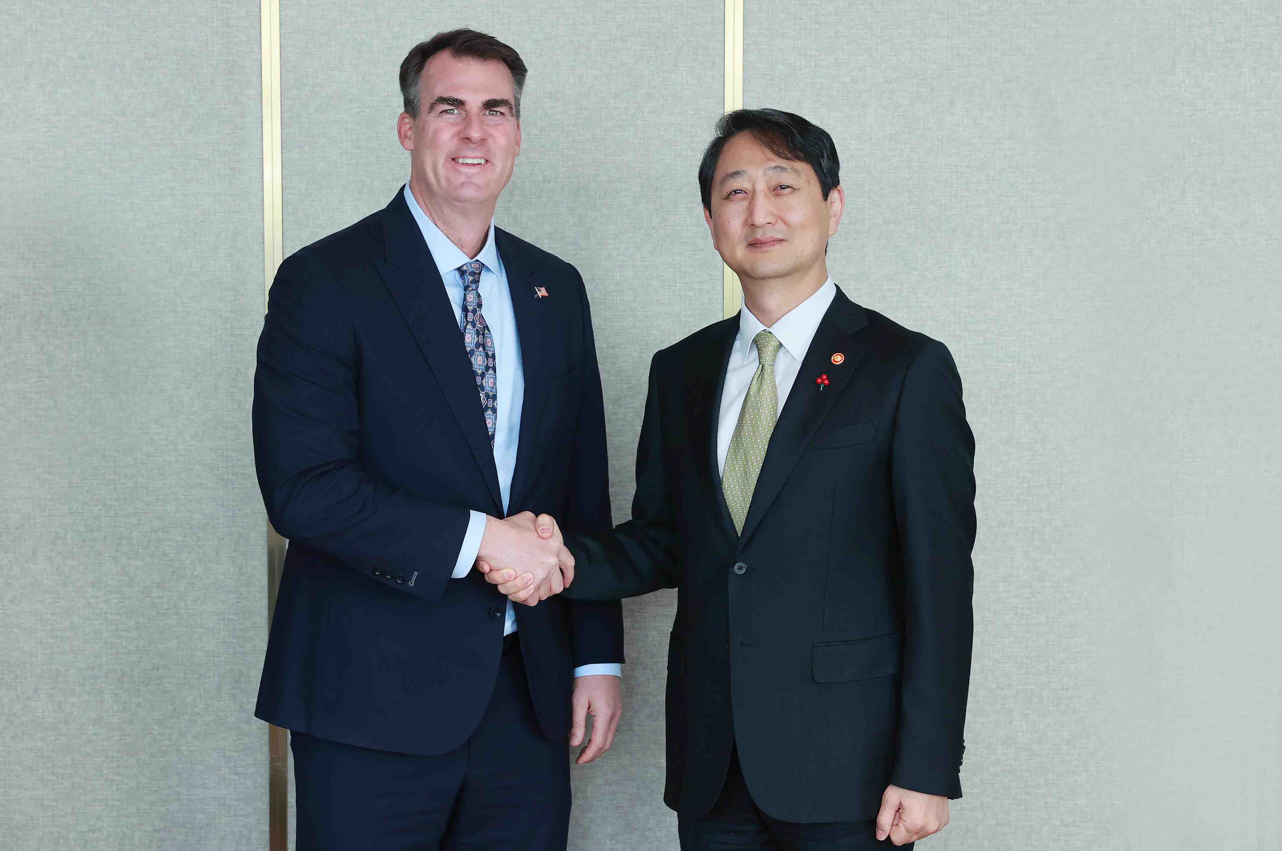 Minister Ahn meets NGA Vice Chair Oklahoma Governor 