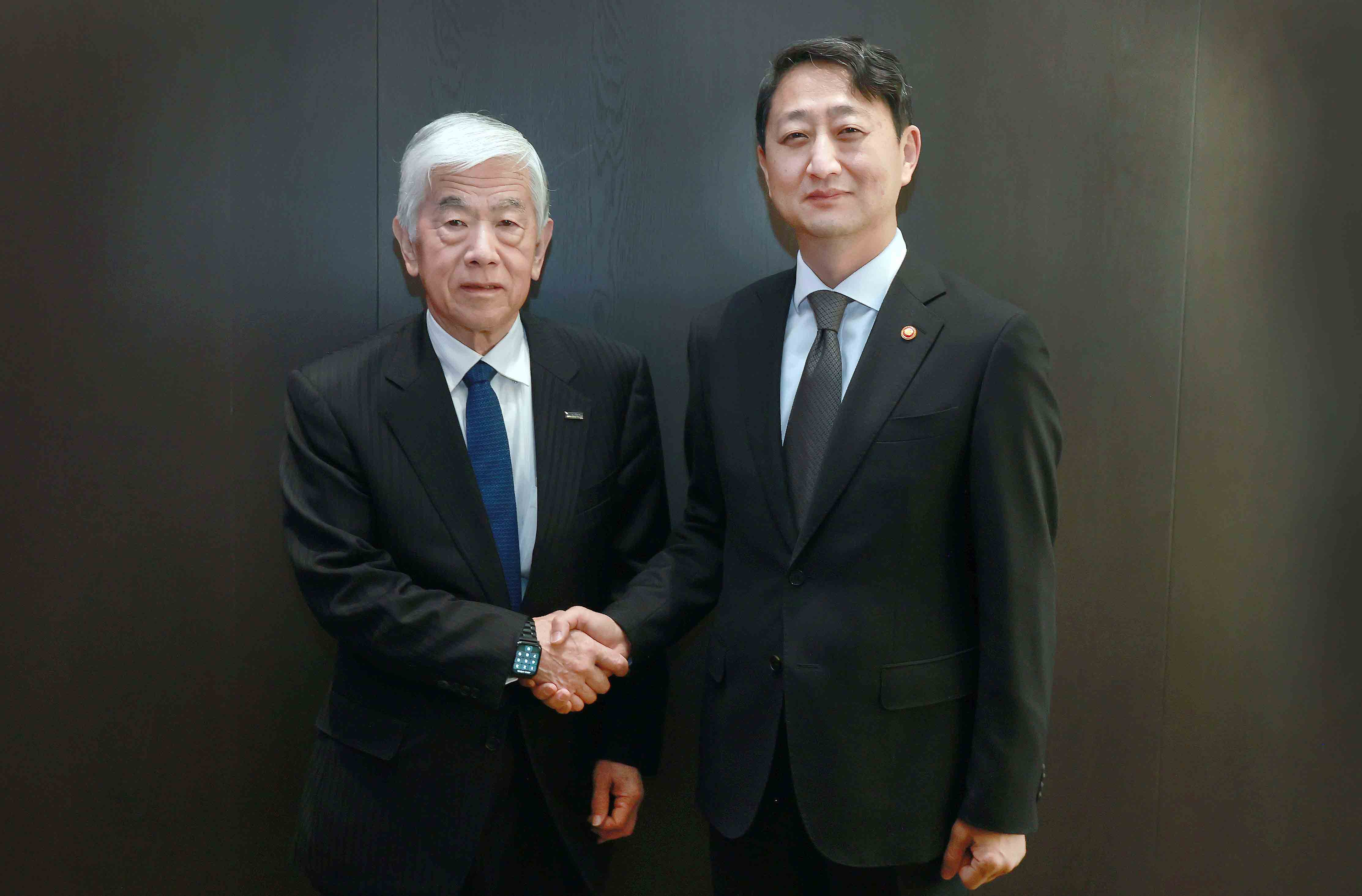 Minister Ahn meets Toray Industries CEO
