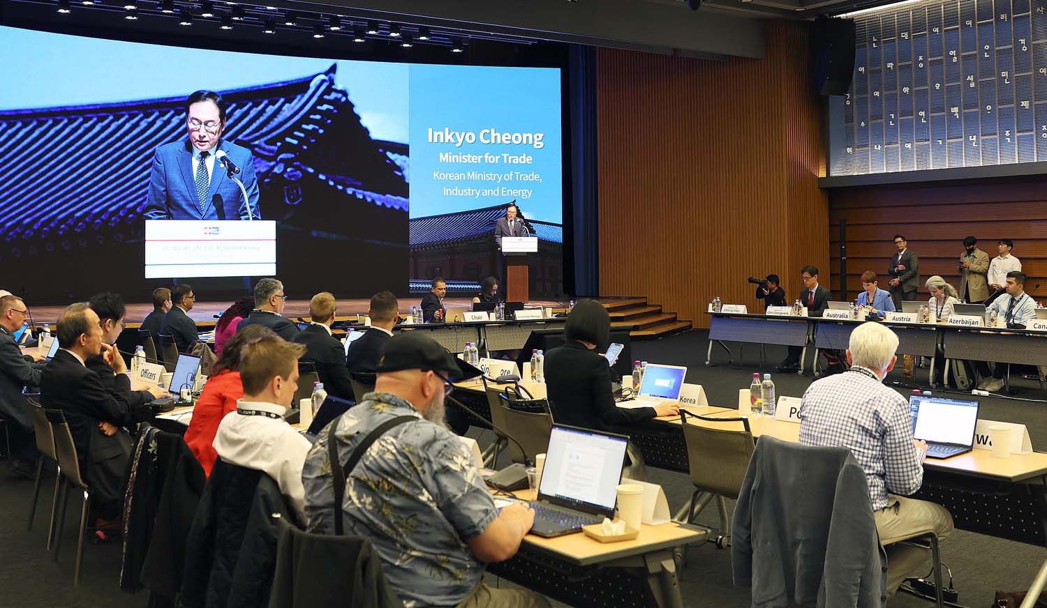 Trade Minister attends 13th Plenary of ISO/IEC JTC 1/SC 42 AI