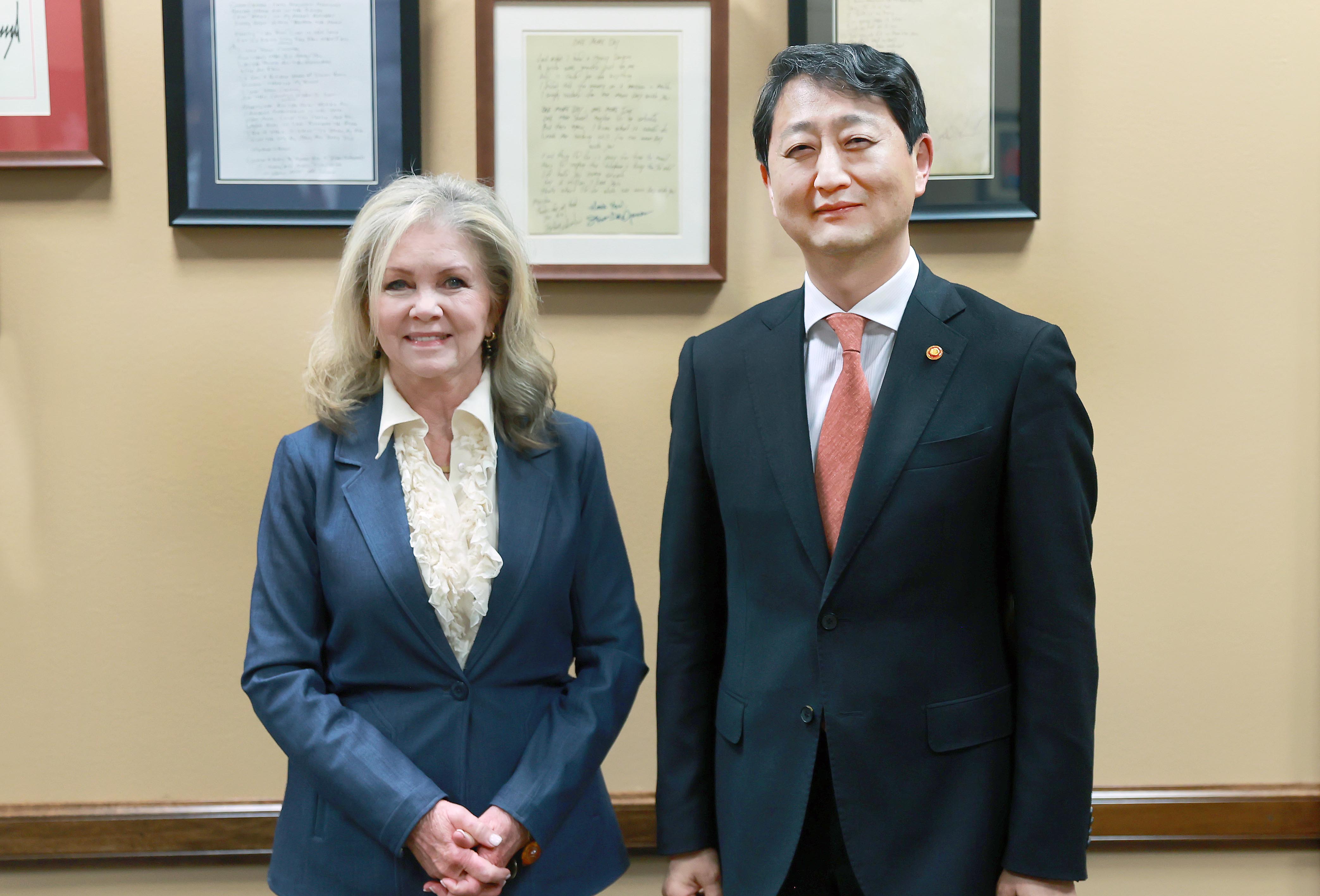 Minister Ahn meets with U.S. Senator Marsha Blackburn 