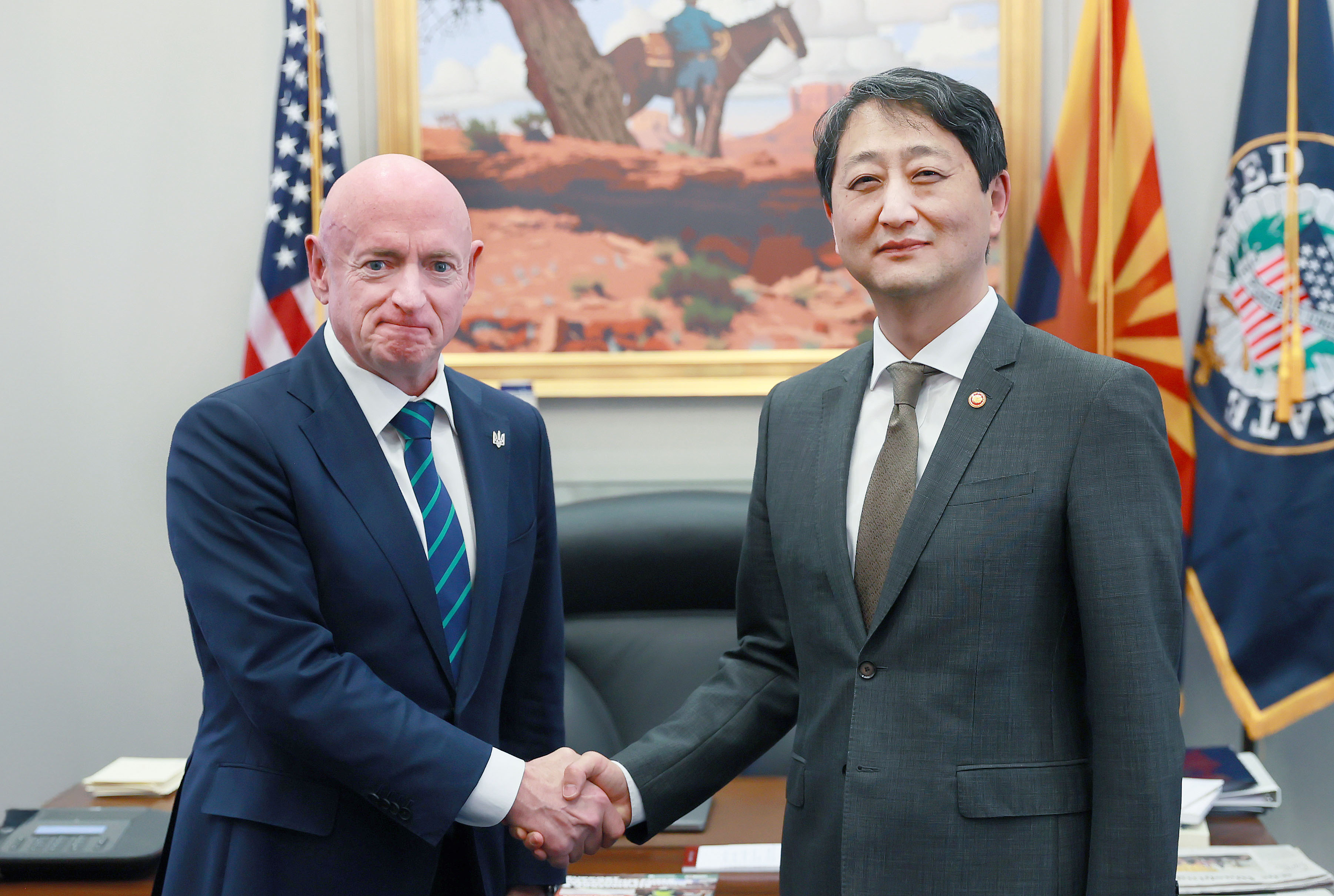 Minister Ahn meets U.S. Senator Mark Kelly