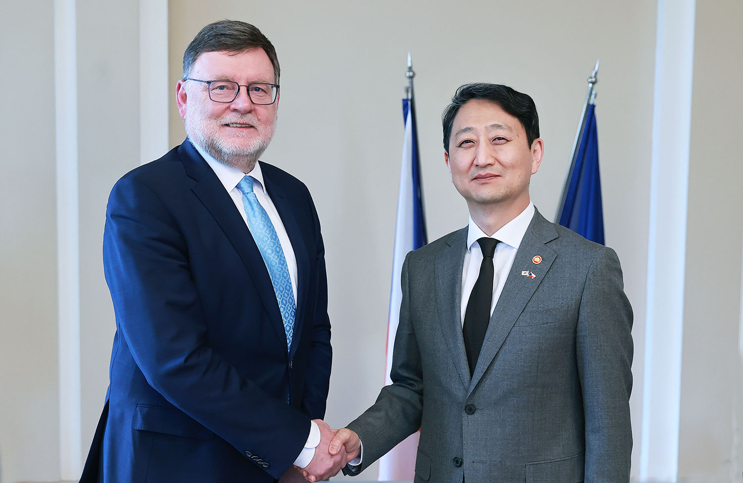 Minister meets Czech Finance Minister