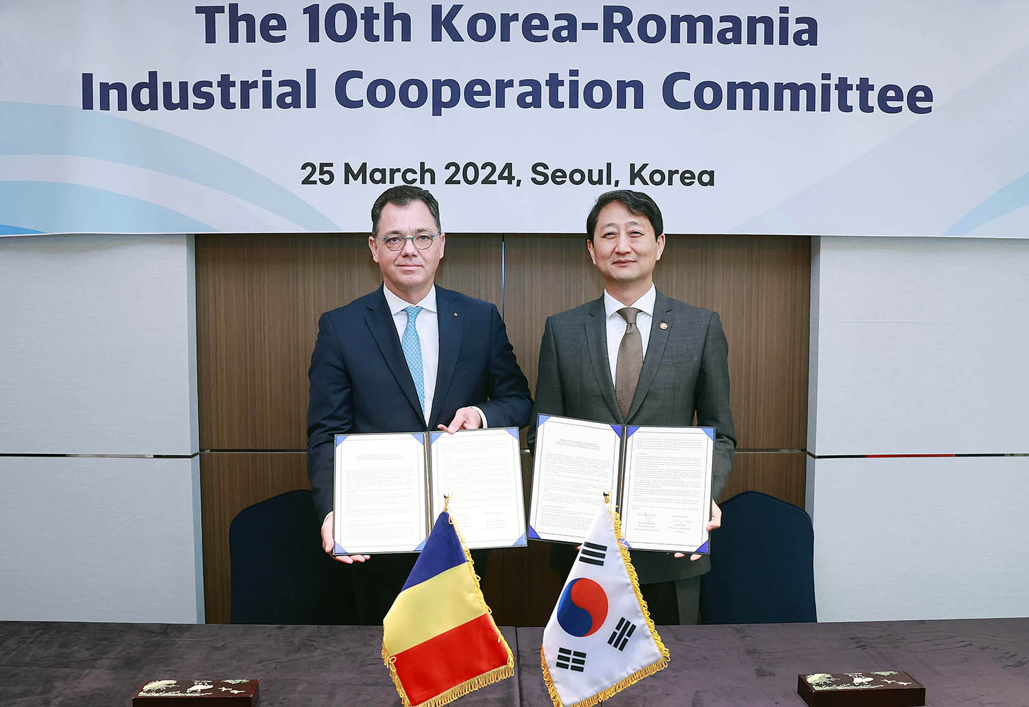 Signing the Agreed Minutes to 10th Korea-Romania Industrial Cooperation Committee Meeting