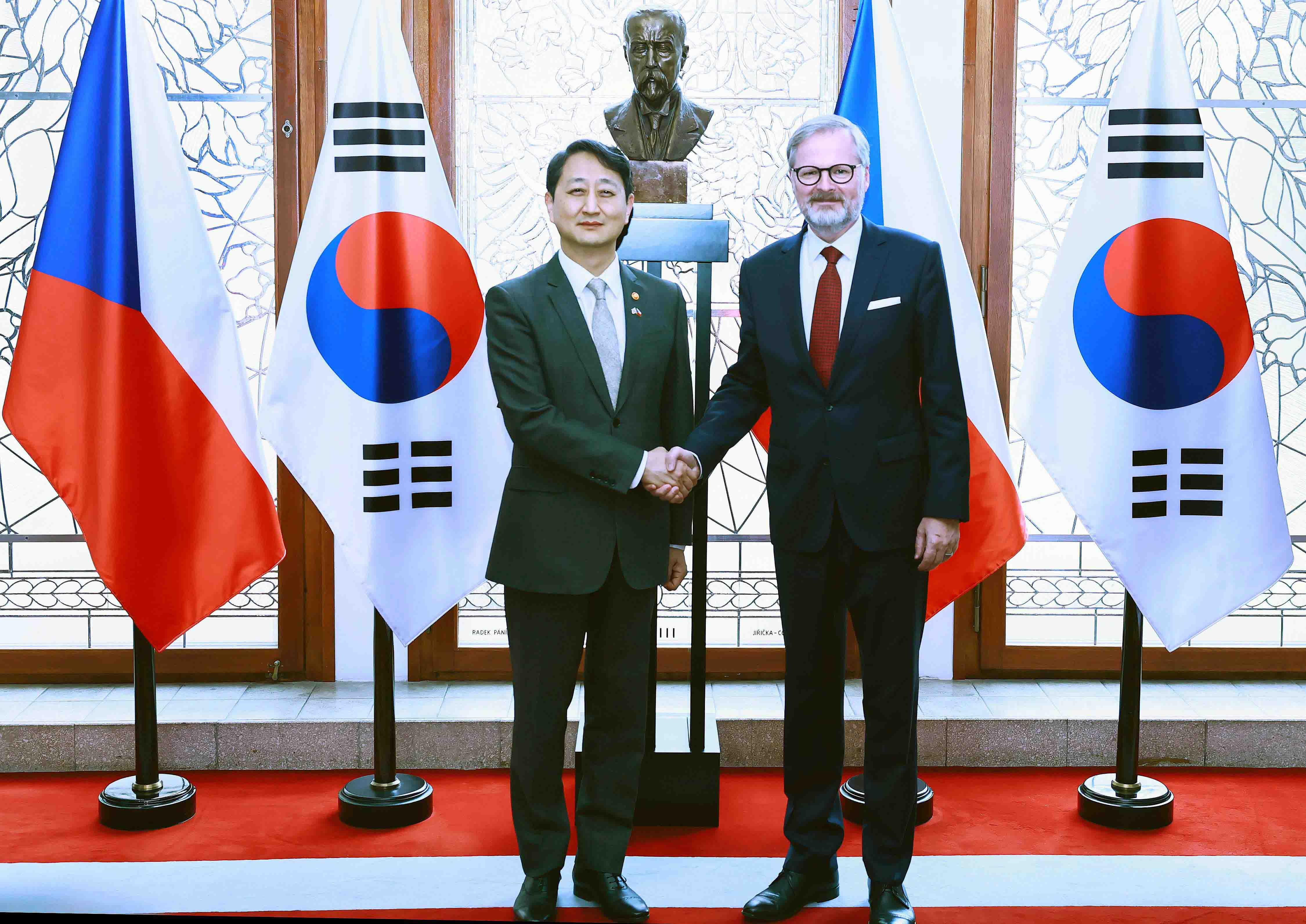 Minister Ahn meets Czech Prime Minister Petr Fiala