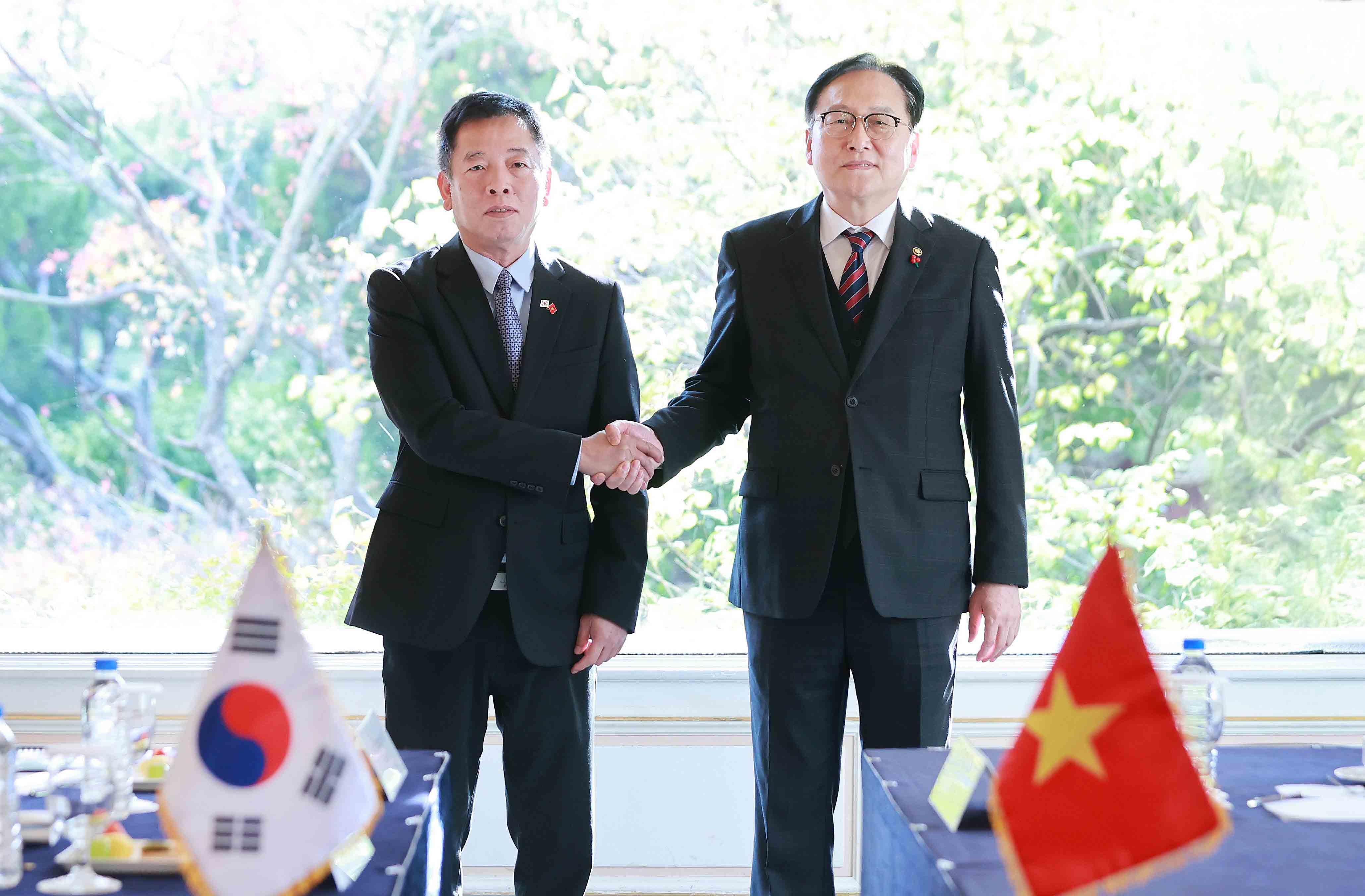 Trade Minister meets Vietnamese Ambassador to Korea