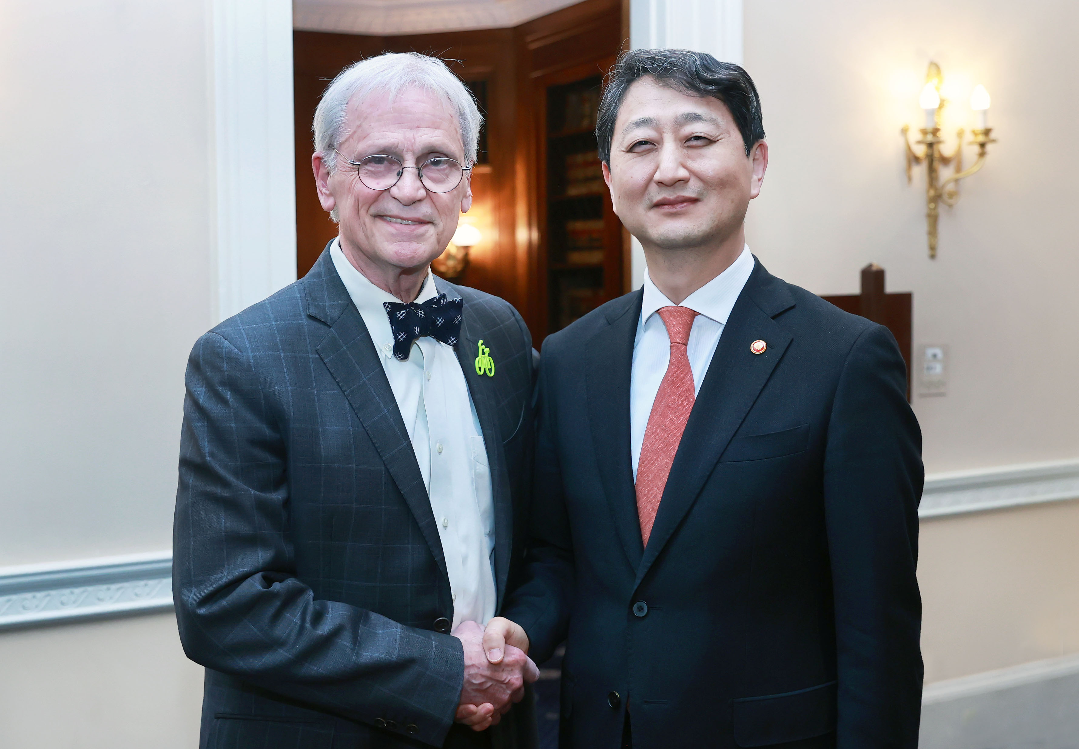 Minister Ahn meets U.S. Representative Earl Blumenauer