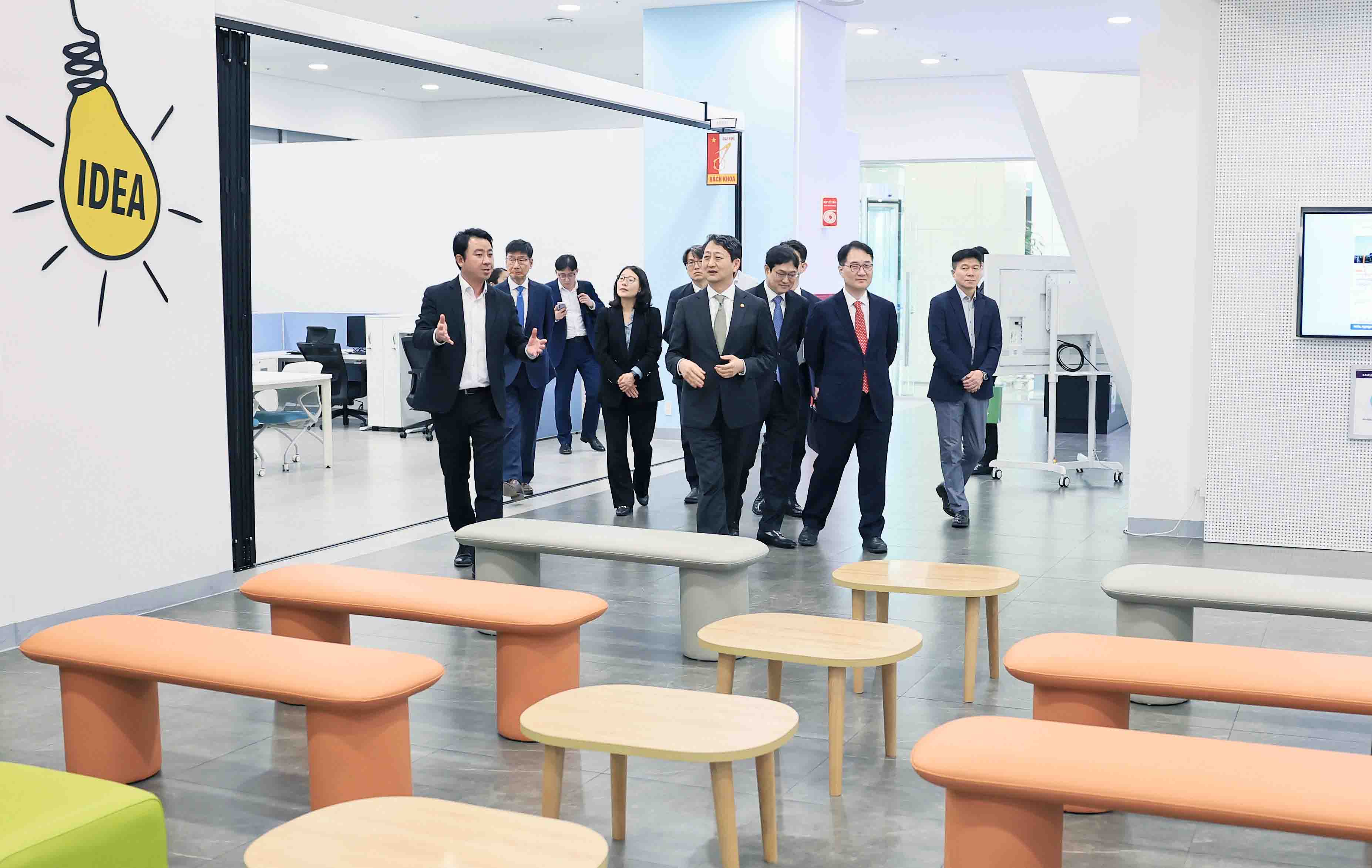 Minister Ahn visits Samsung Electronics R&D Center in Hanoi_1