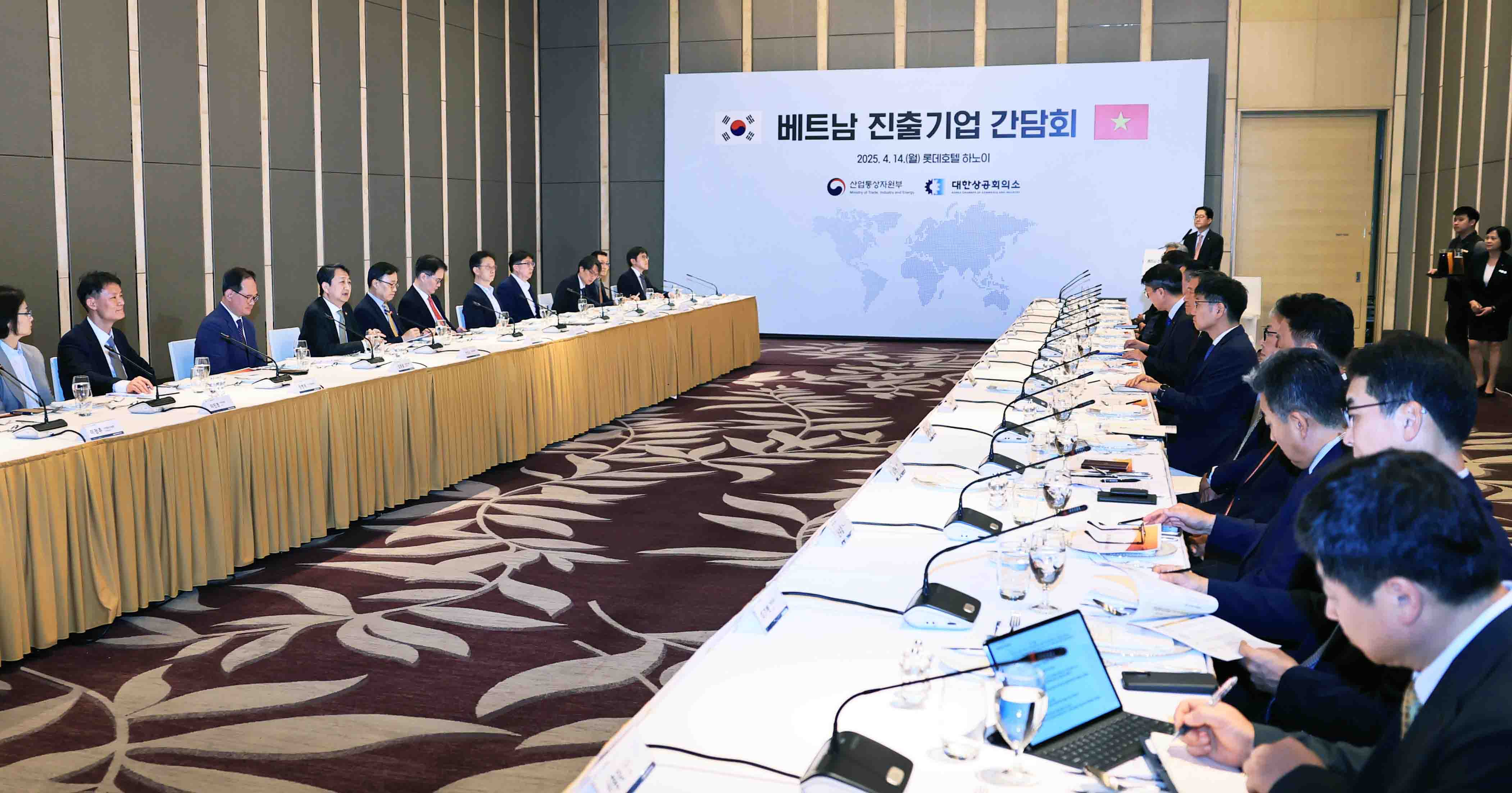 Minister Ahn chairs meeting with Korean firms in Vietnam_1
