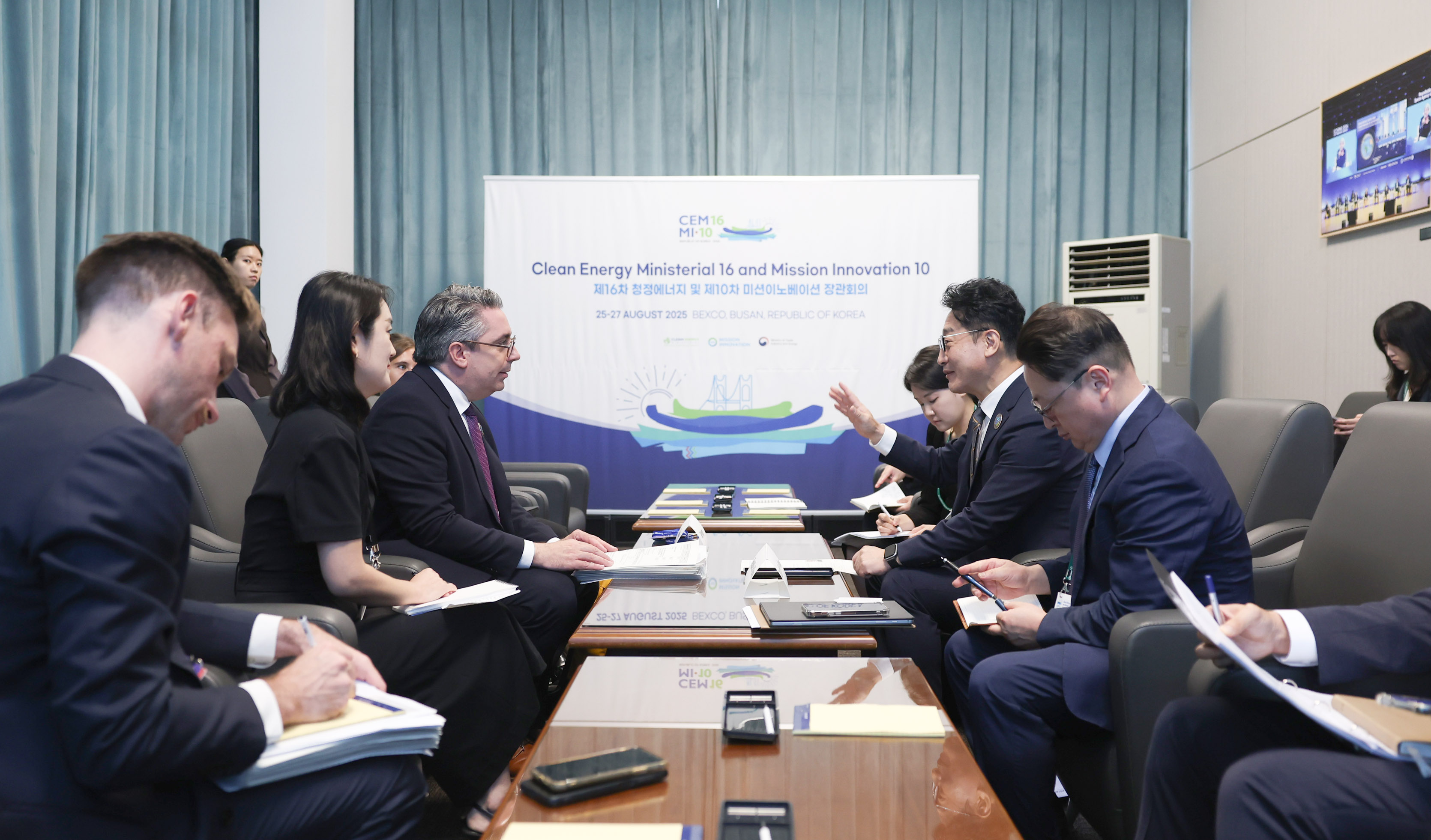 Vice Minister Meets Germany’s Parliamentary State Secretary of Economic Affairs and Energy_1