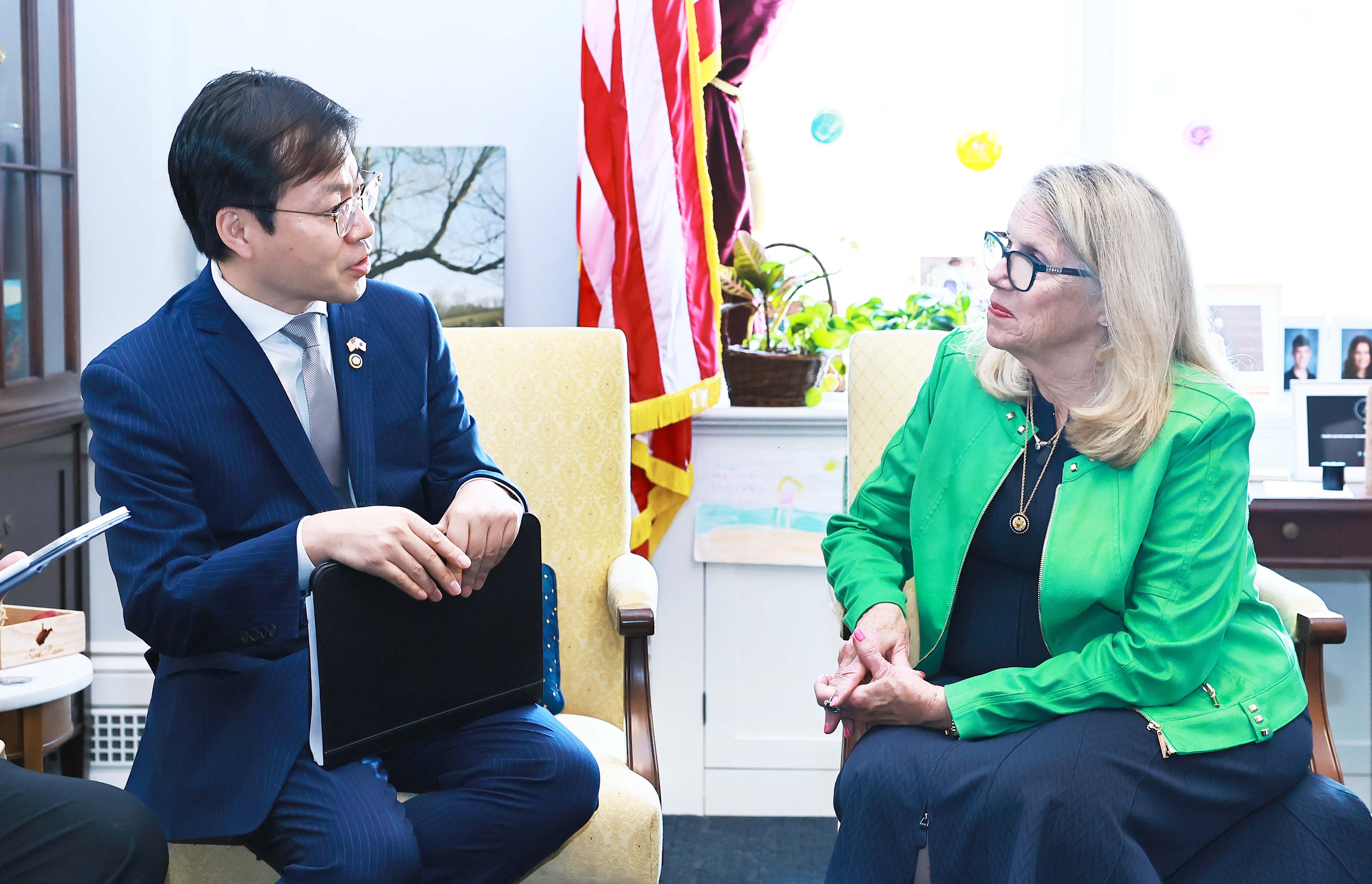 Trade Minister meets U.S. Representative Carol Miller_1