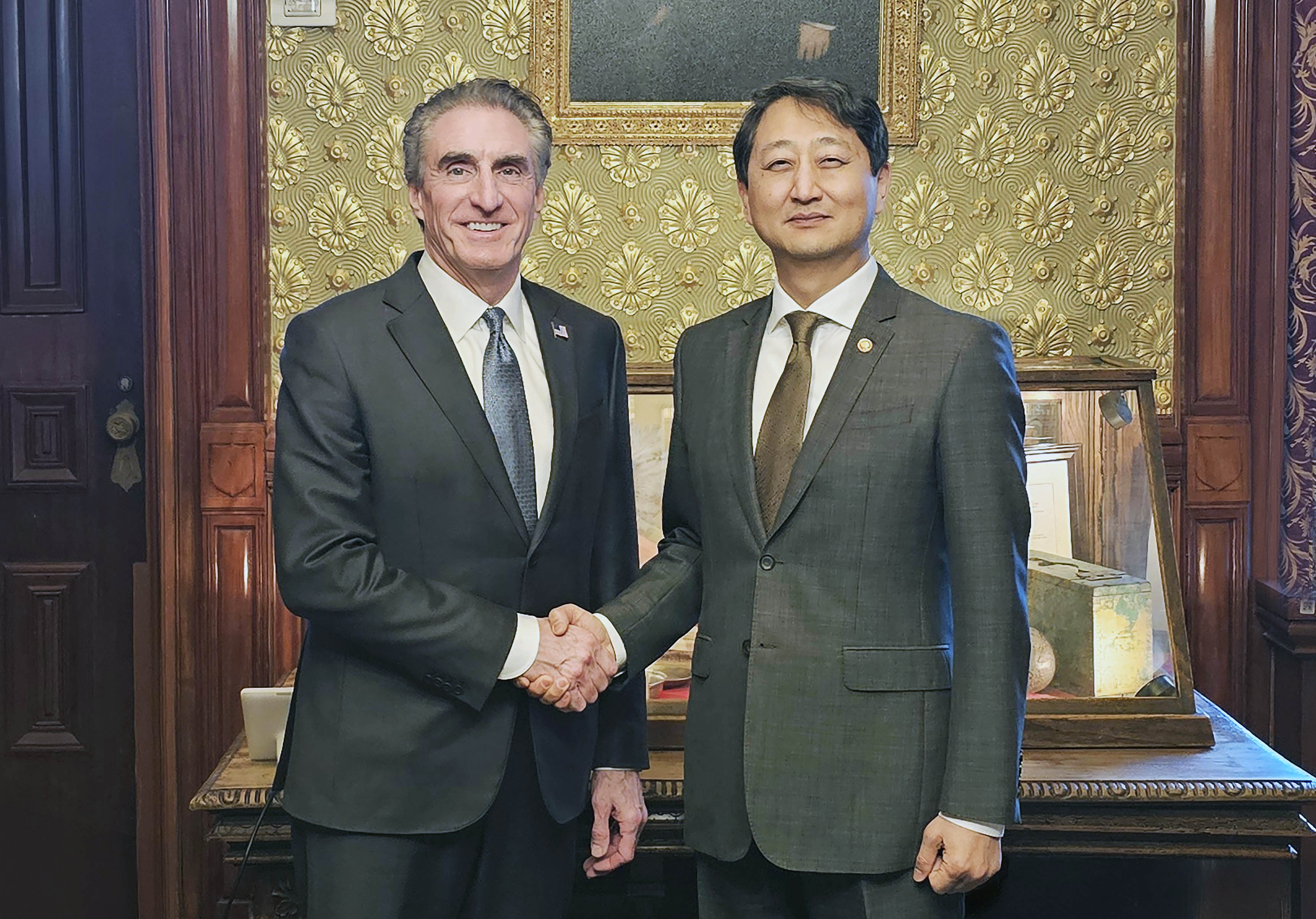 Minister Ahn meets U.S. Secretary of the Interior _1