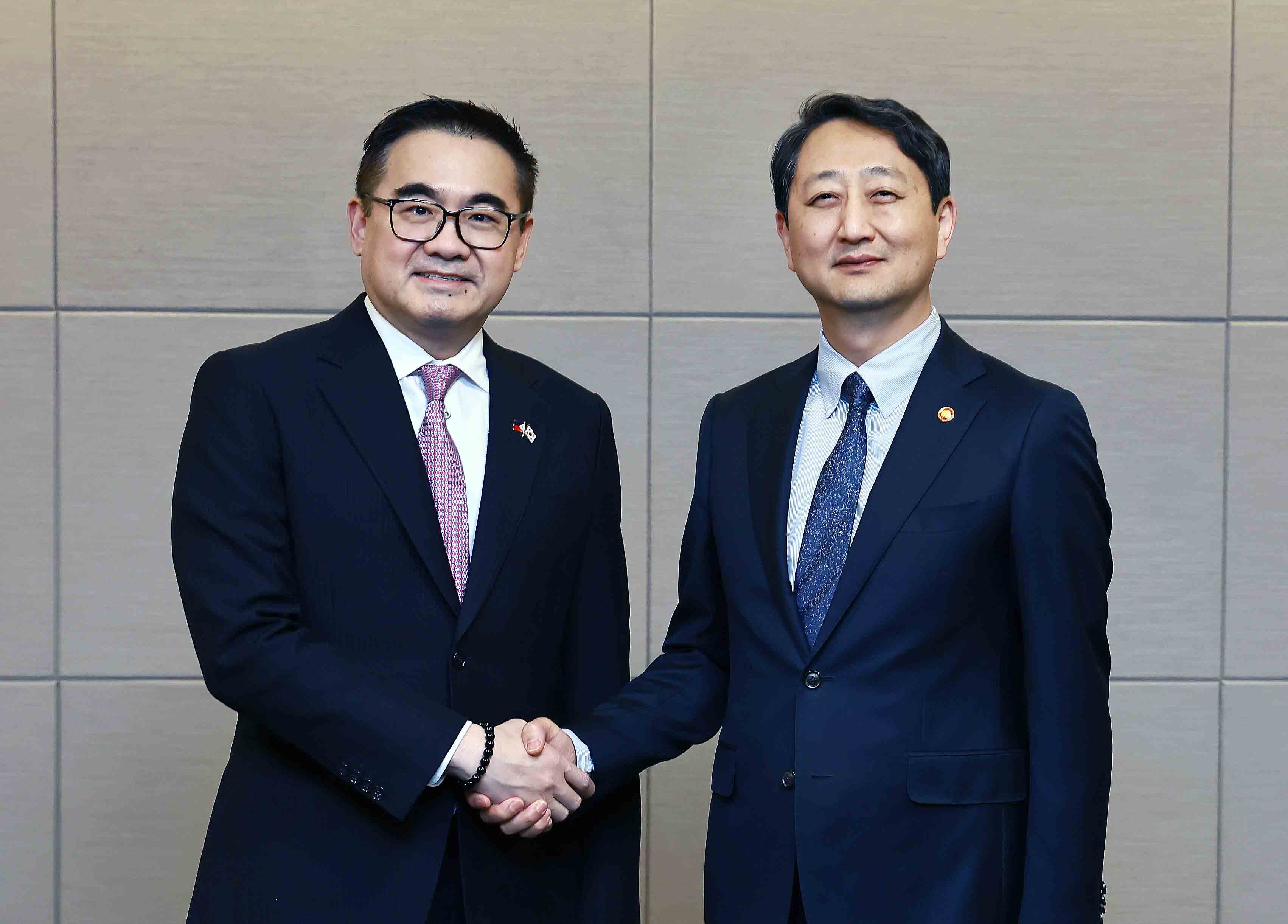 Minister meets Philippine's Special Assistant to the President for Investment and Economic Affairs _1