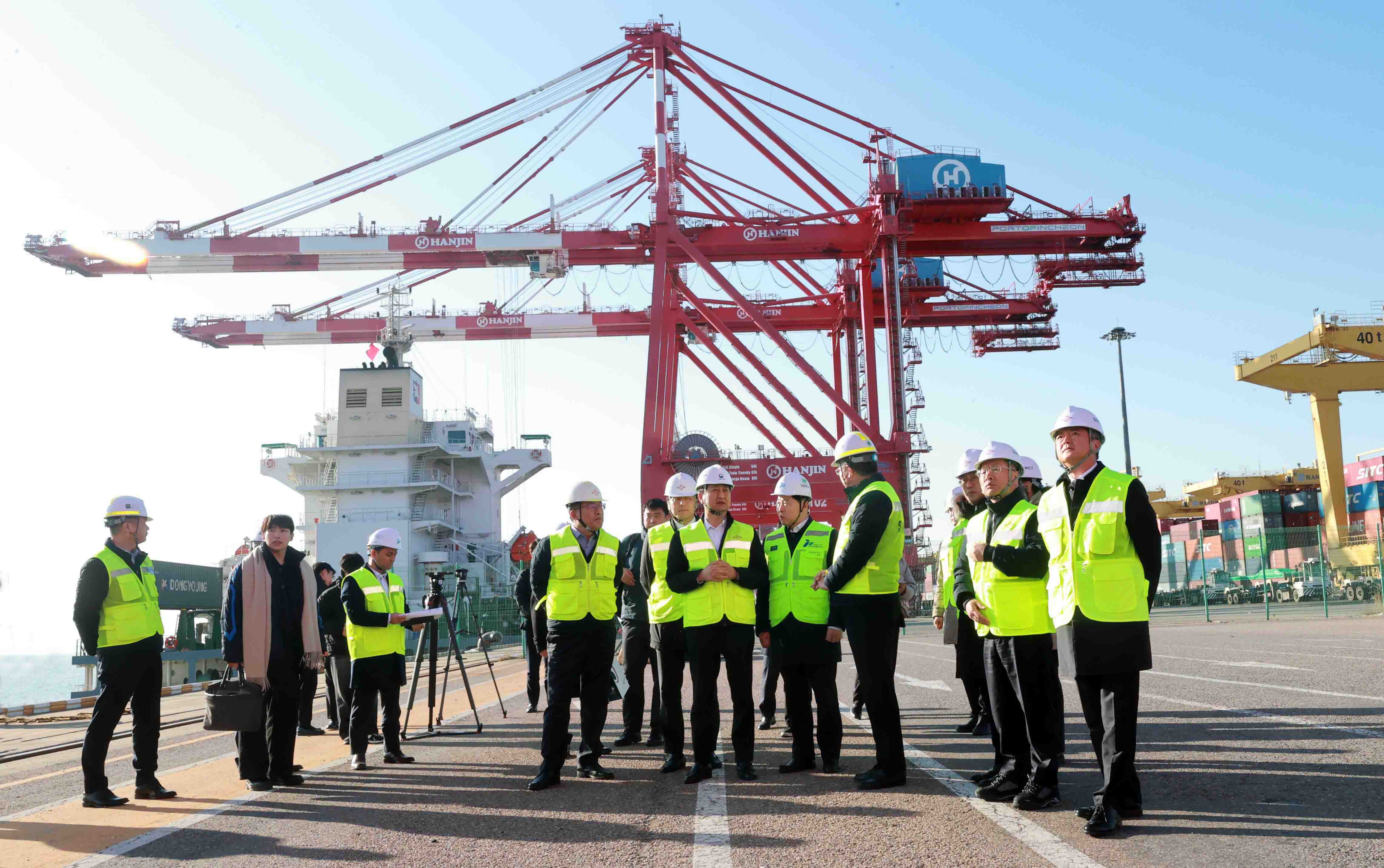Minister visits Sunkwang New Container Terminal (SNCT) at Incheon New Port_1