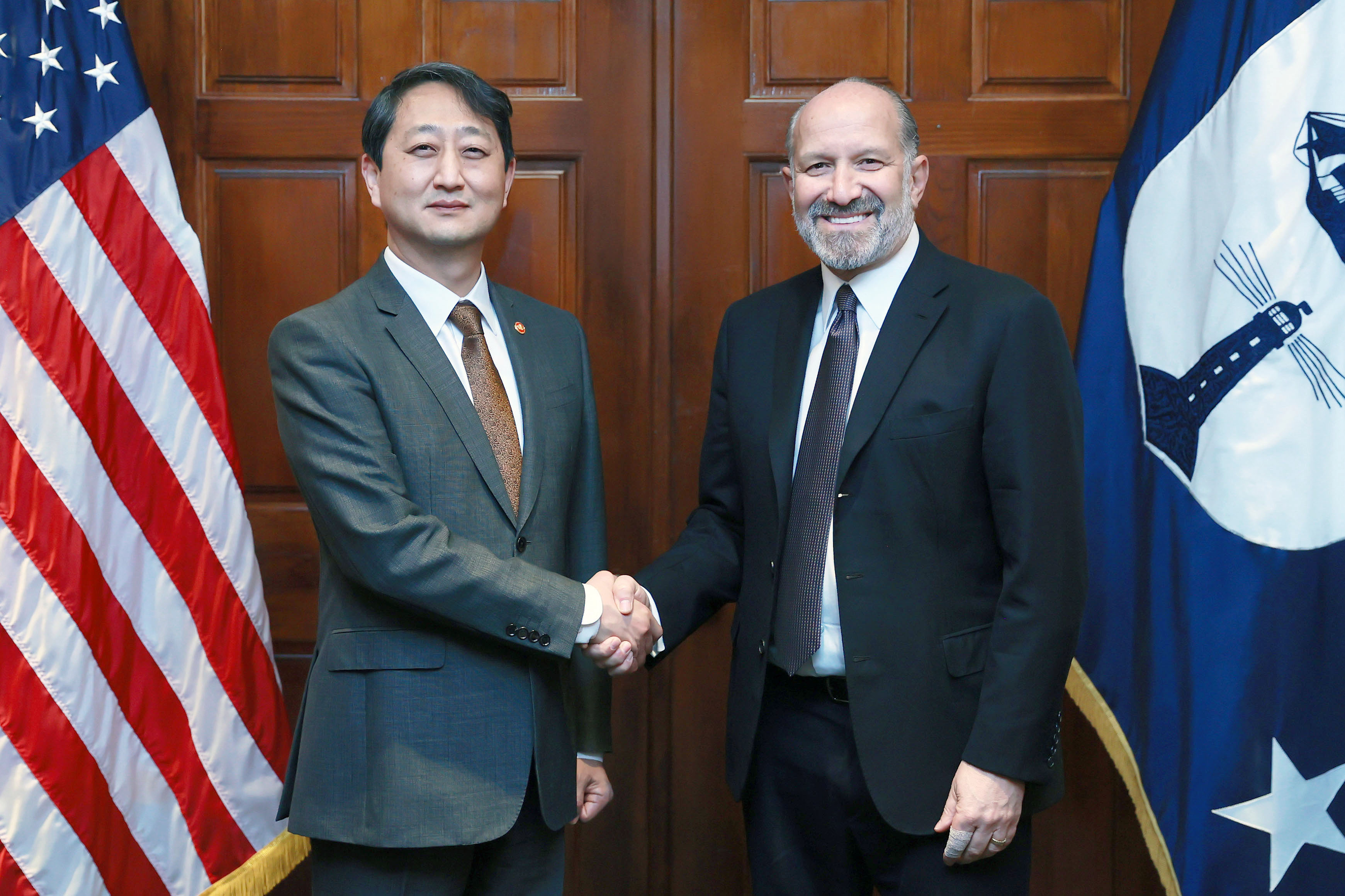 Minister Ahn meets U.S. Secretary of Commerce _1