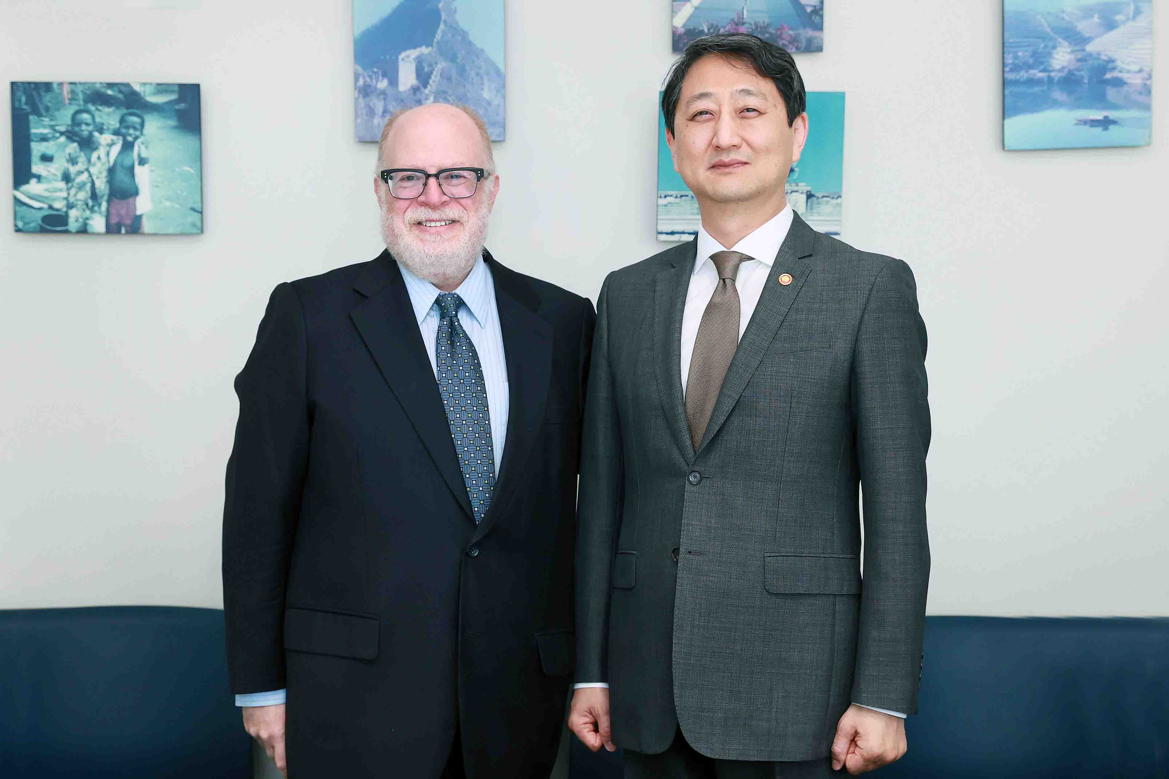 Minister Ahn meets PIIE President_1