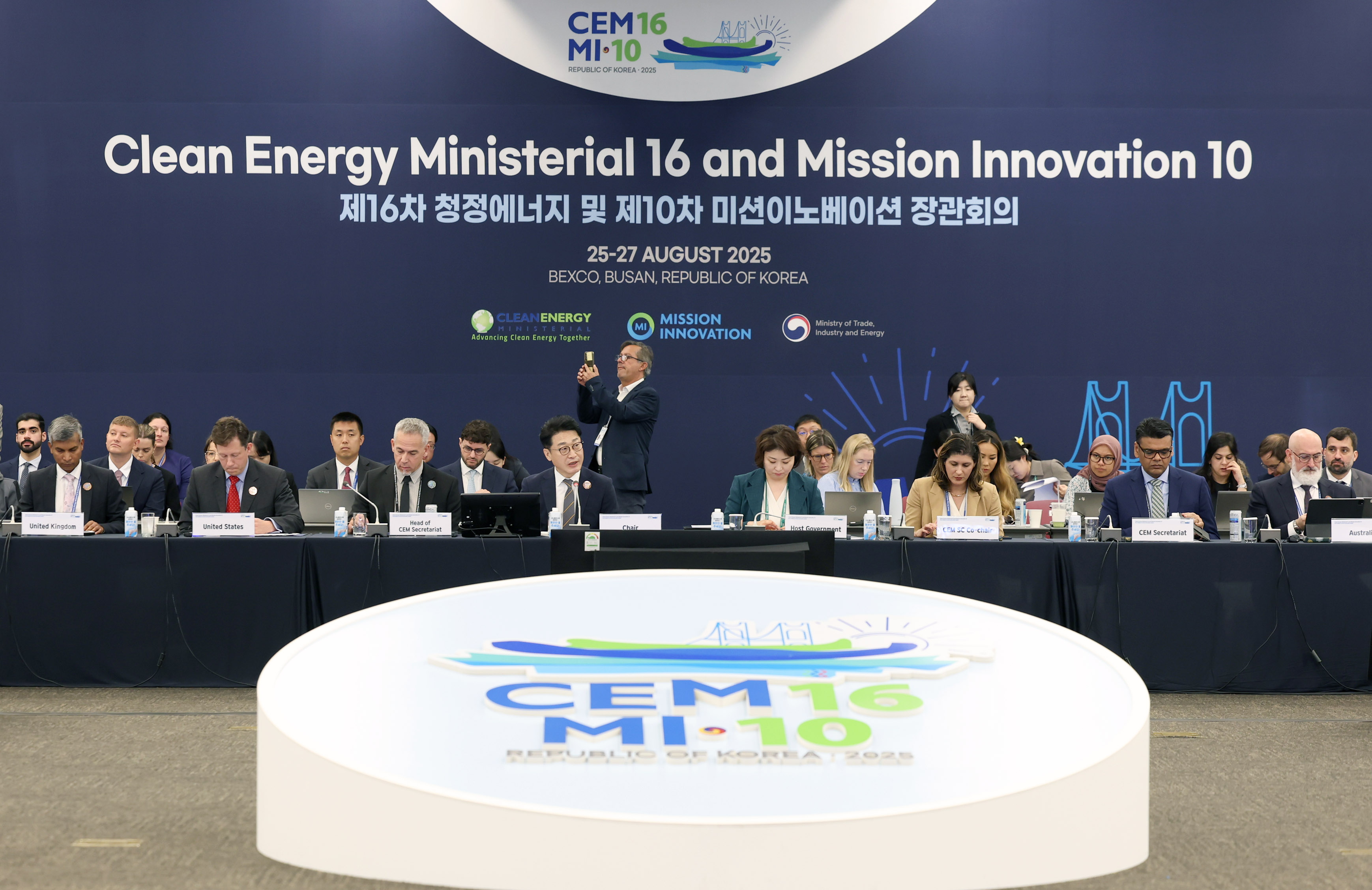 Vice Minister Attends Plenary Session of CEM16_1