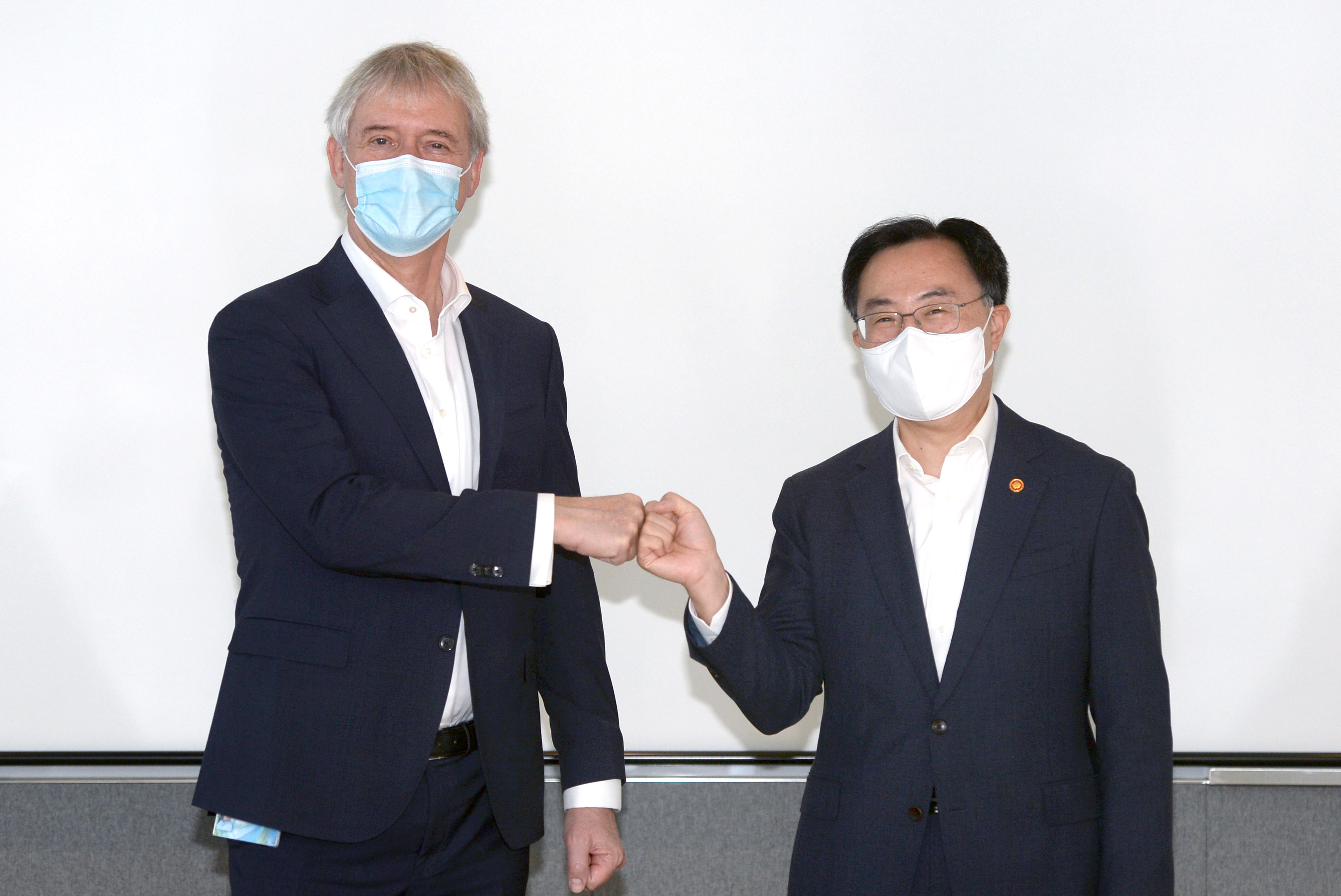 Minister Moon meets ASML CEO Image 0