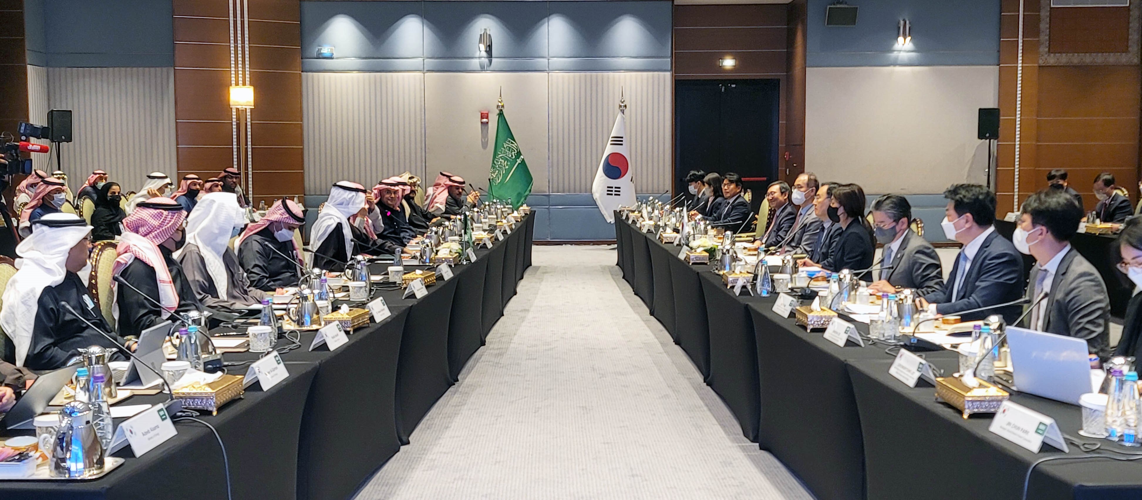 Minister Moon visits Saudi Arabia to discuss Korea-Saudi energy cooperation