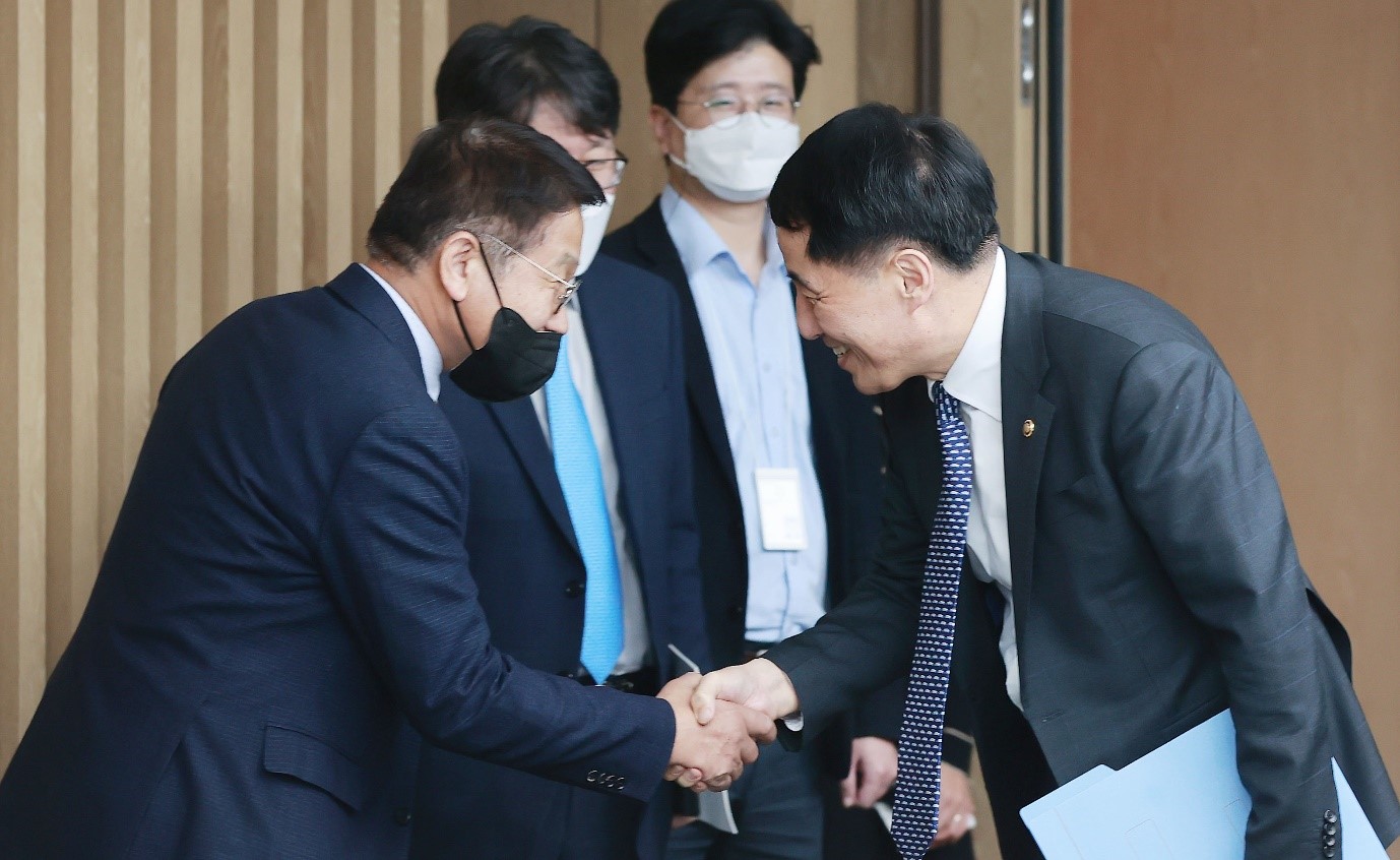 1st Vice Minister holds 2nd Real Economy Evaluation Meeting Image 0