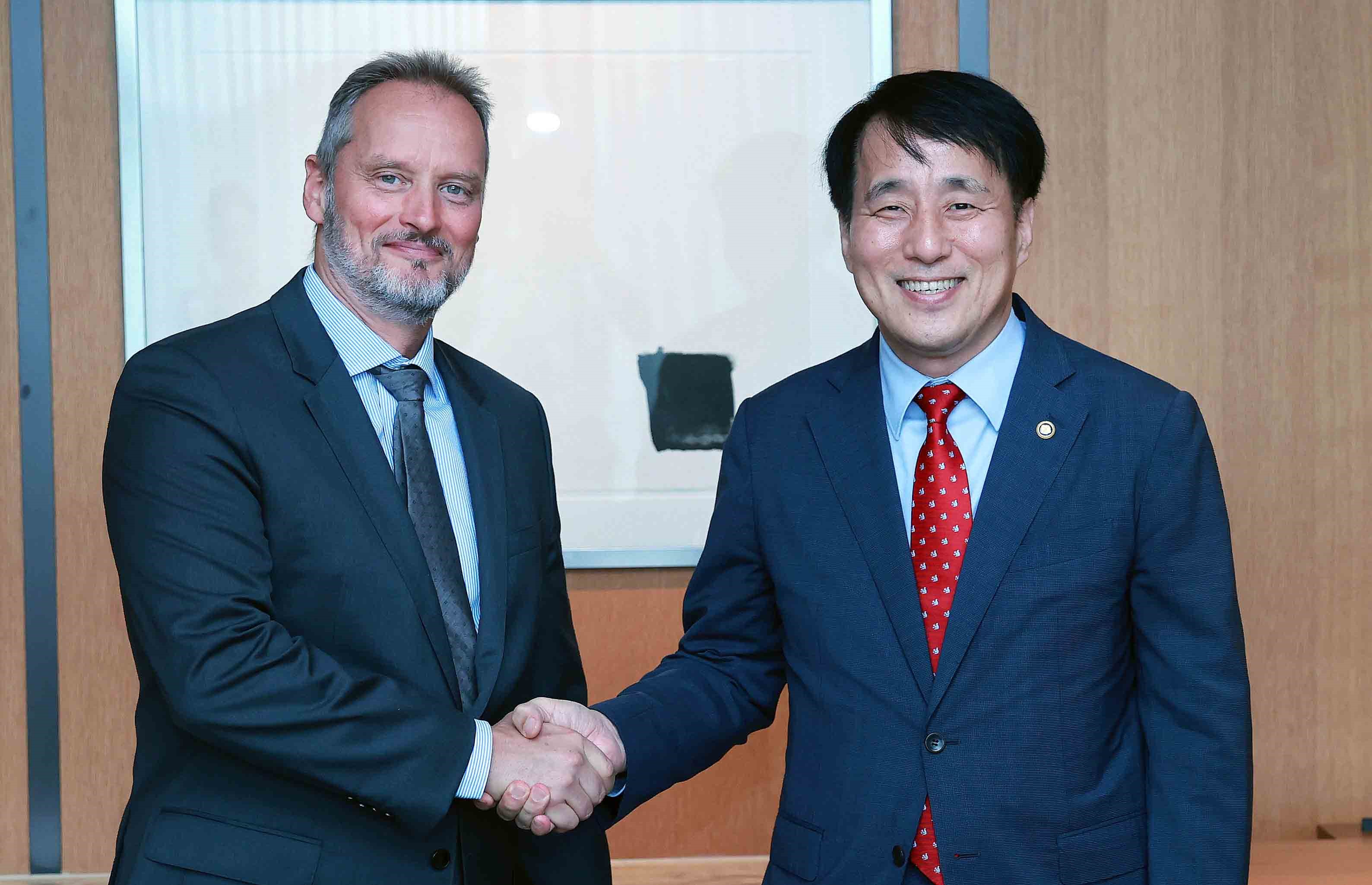 Vice Minister and Airbus DS CEO discuss measures to advance cooperation Image 0