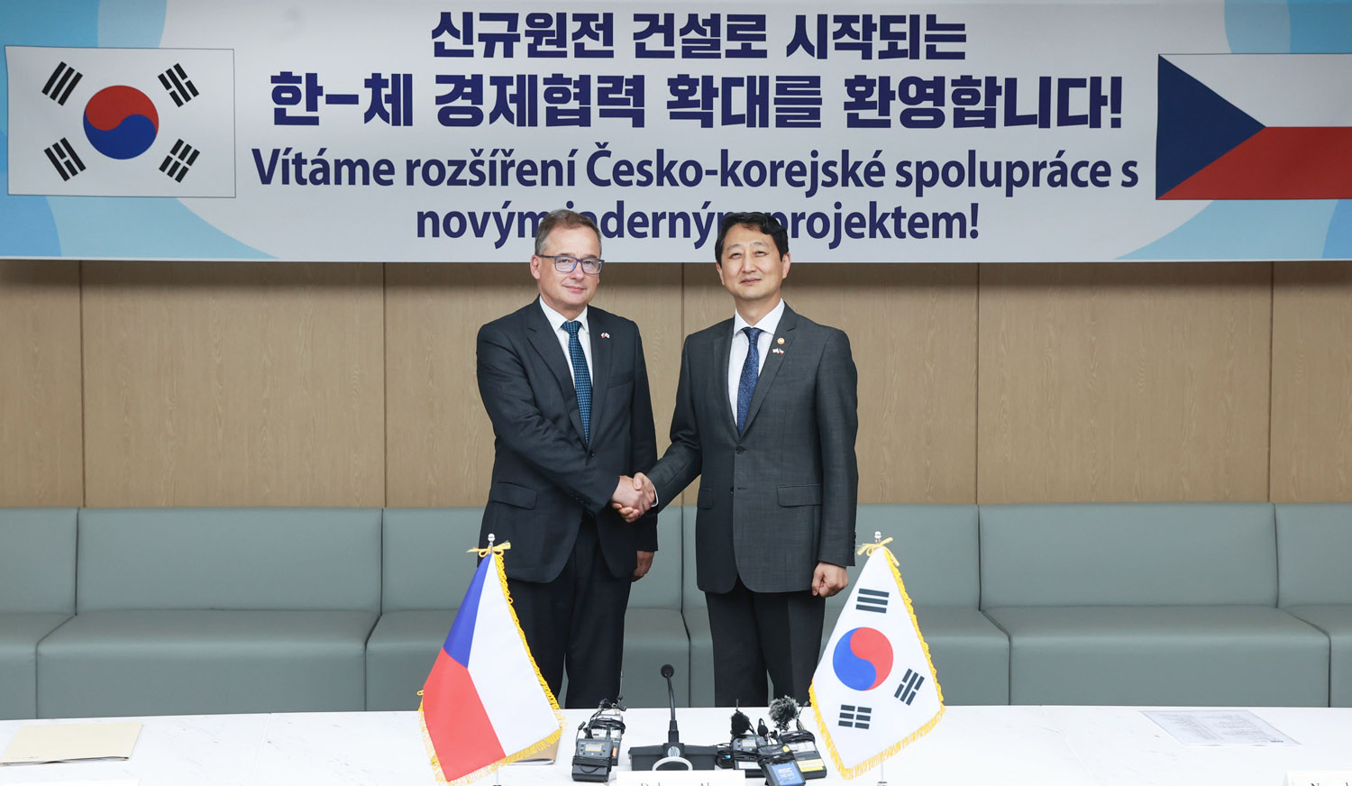 Minister Ahn meets Czech Republic Ambassador to Korea