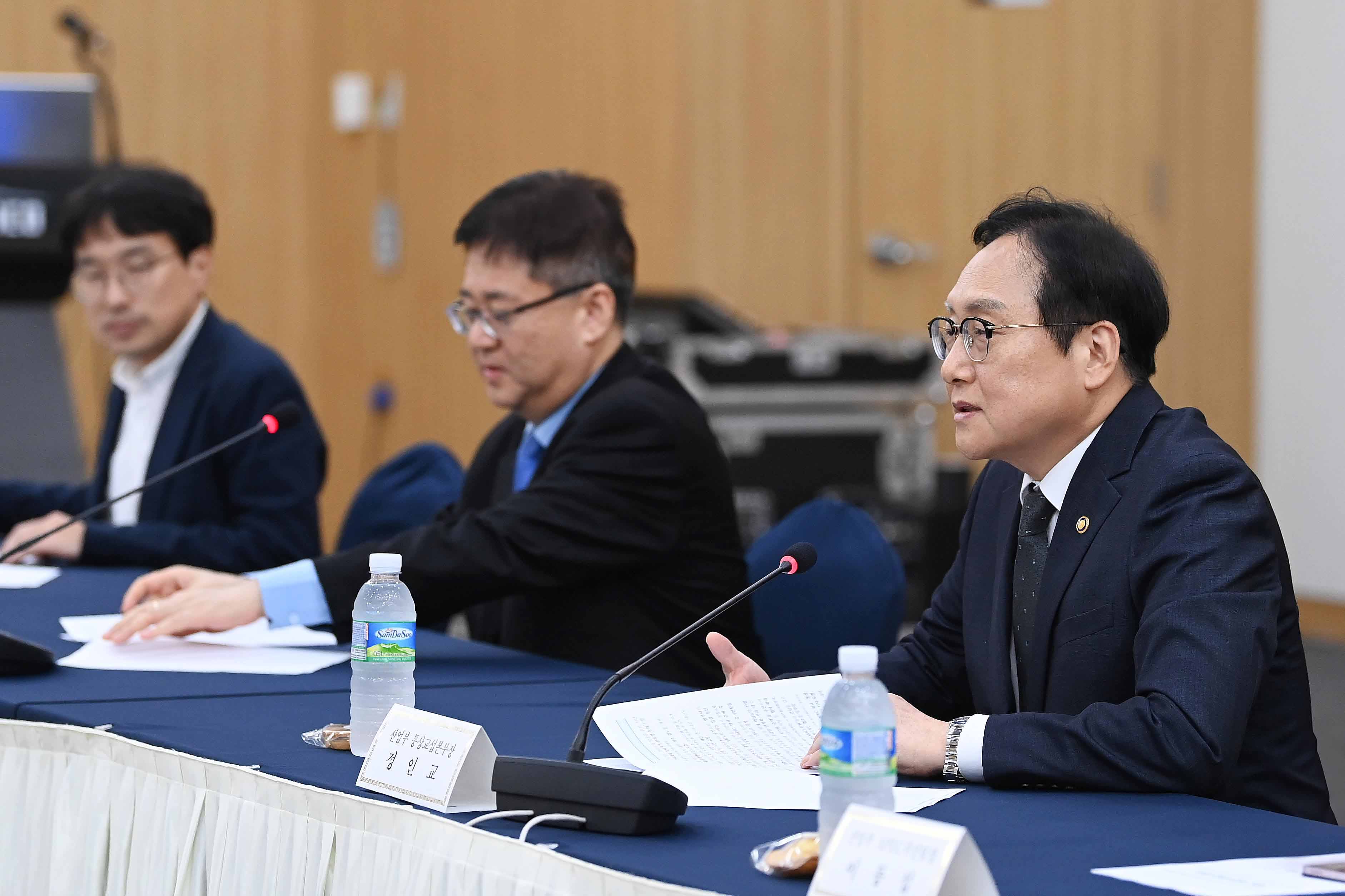 Trade Minister Ahn holds meeting with APEC Vision Group