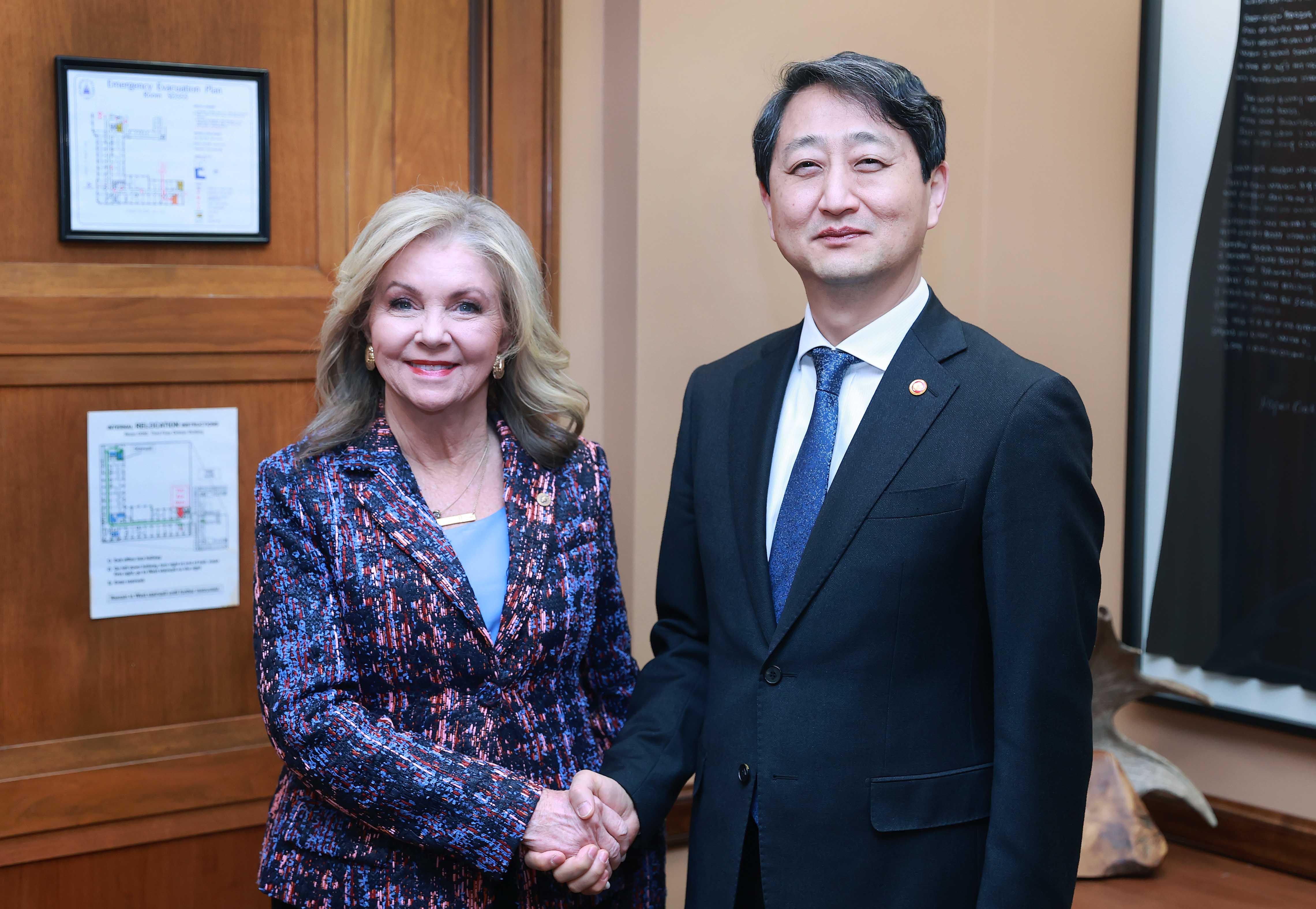 Minister Ahn meets U.S. Senator Marsha Blackburn