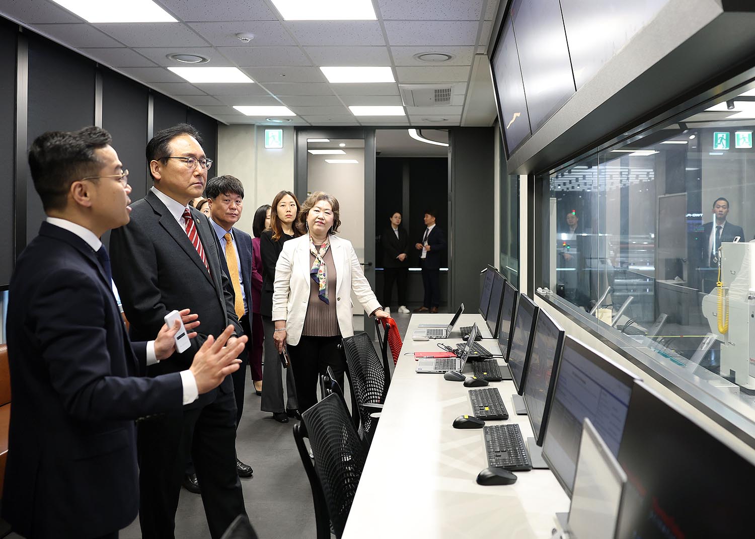 Trade Minister visits Thermo Fisher Scientific Korea 