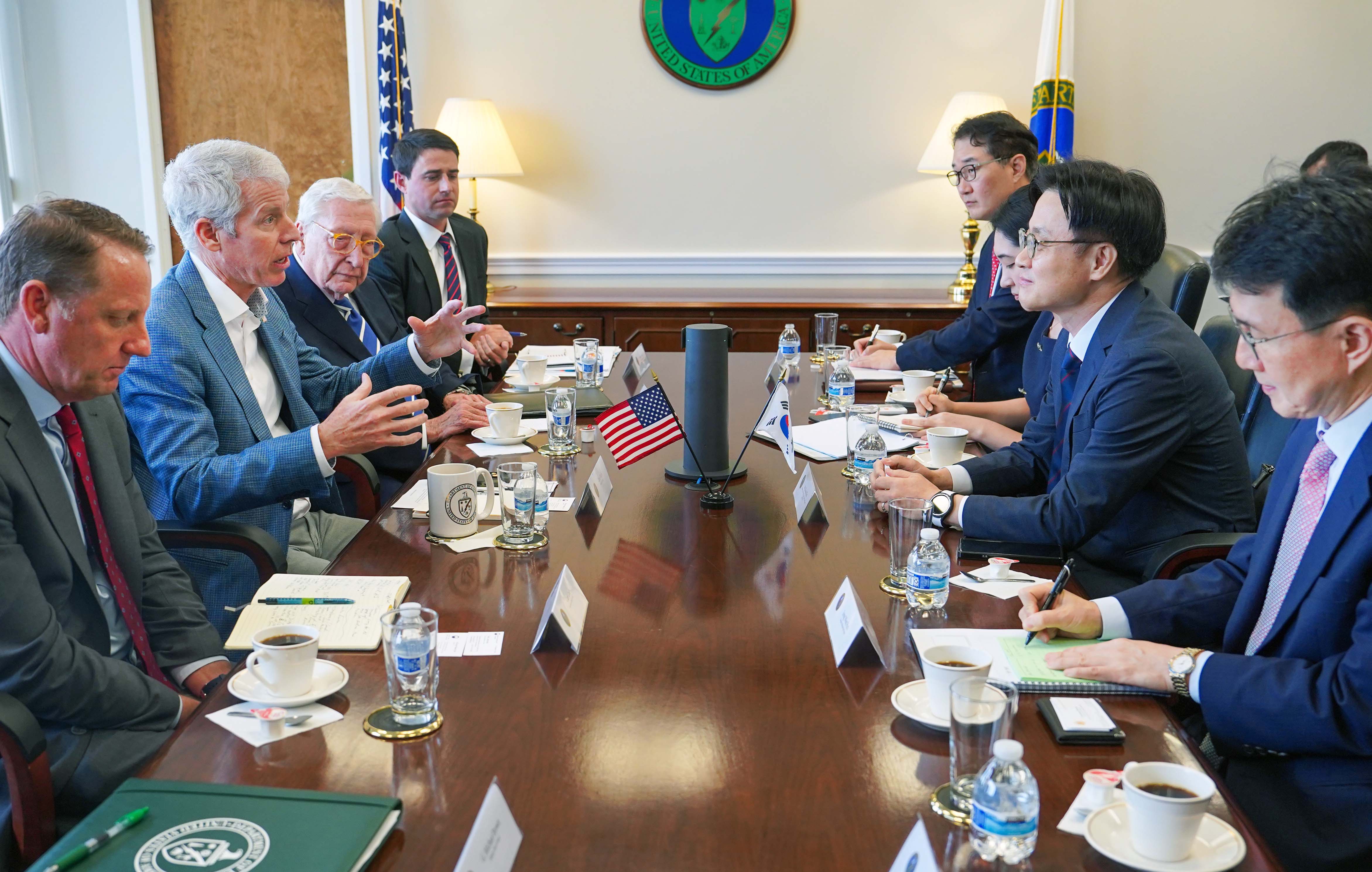 Minister Meets U.S. Secretary of Energy