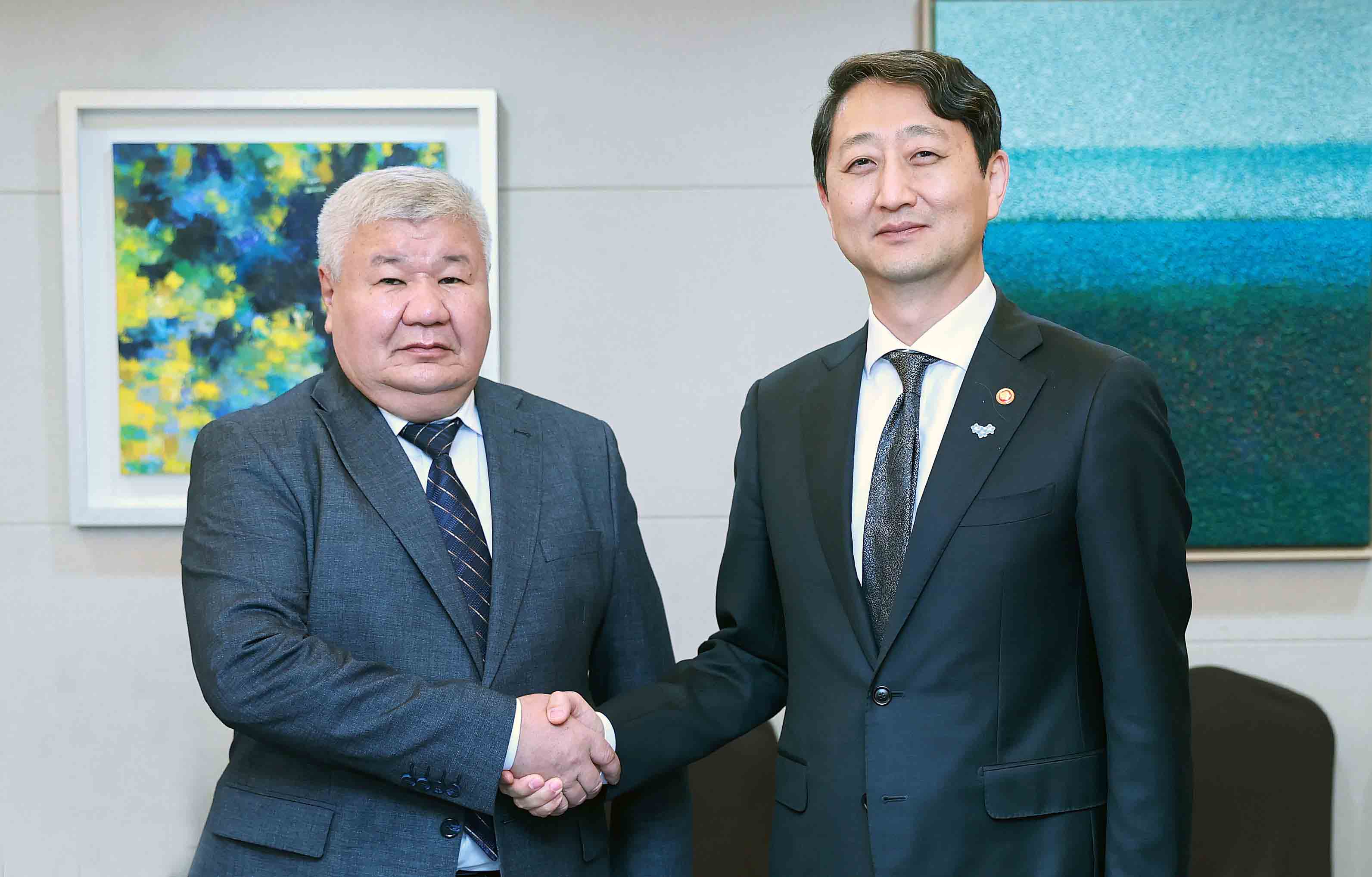 Minister meets Kyrgyz Energy Minister 
