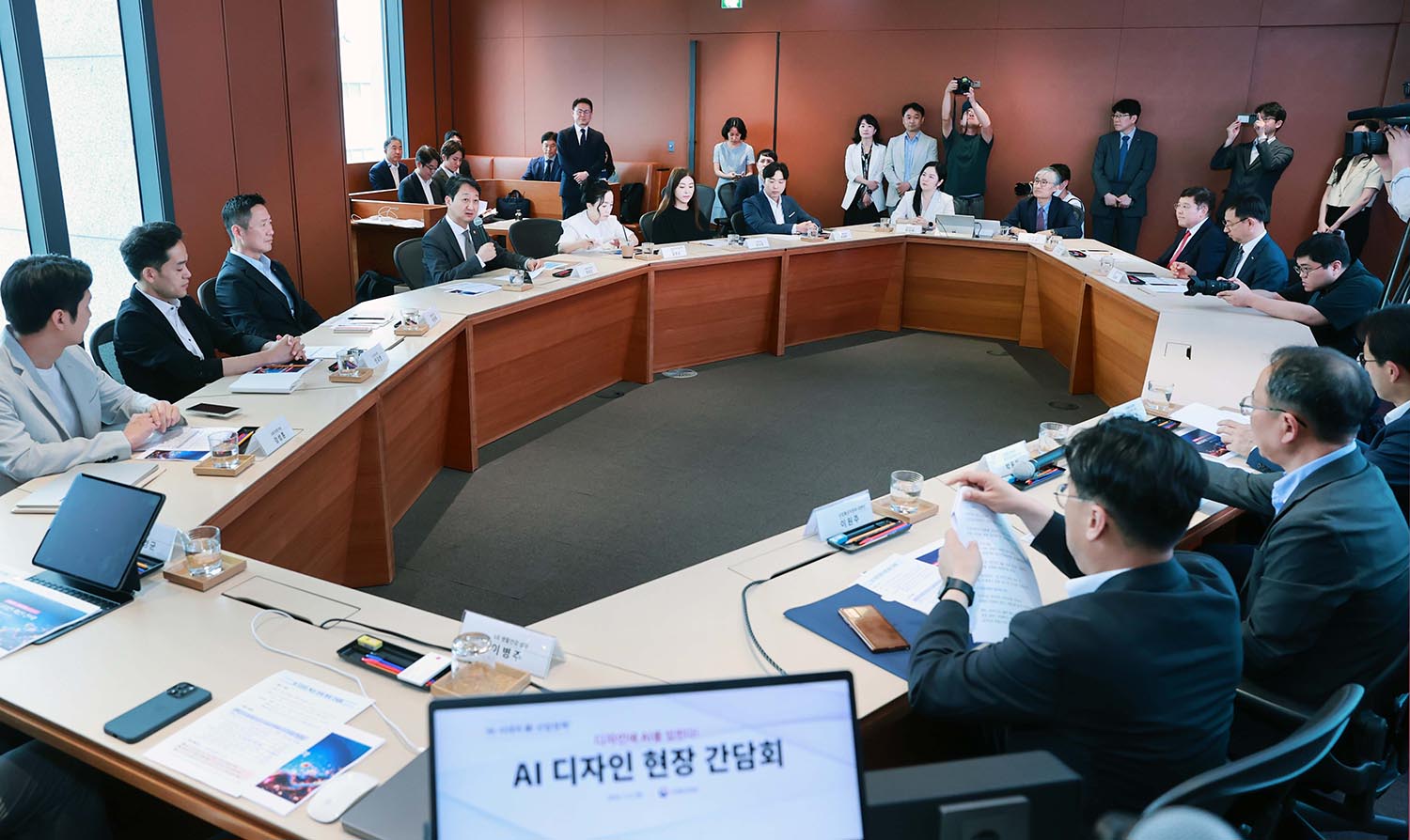 Minister Ahn attends AI Design Conference