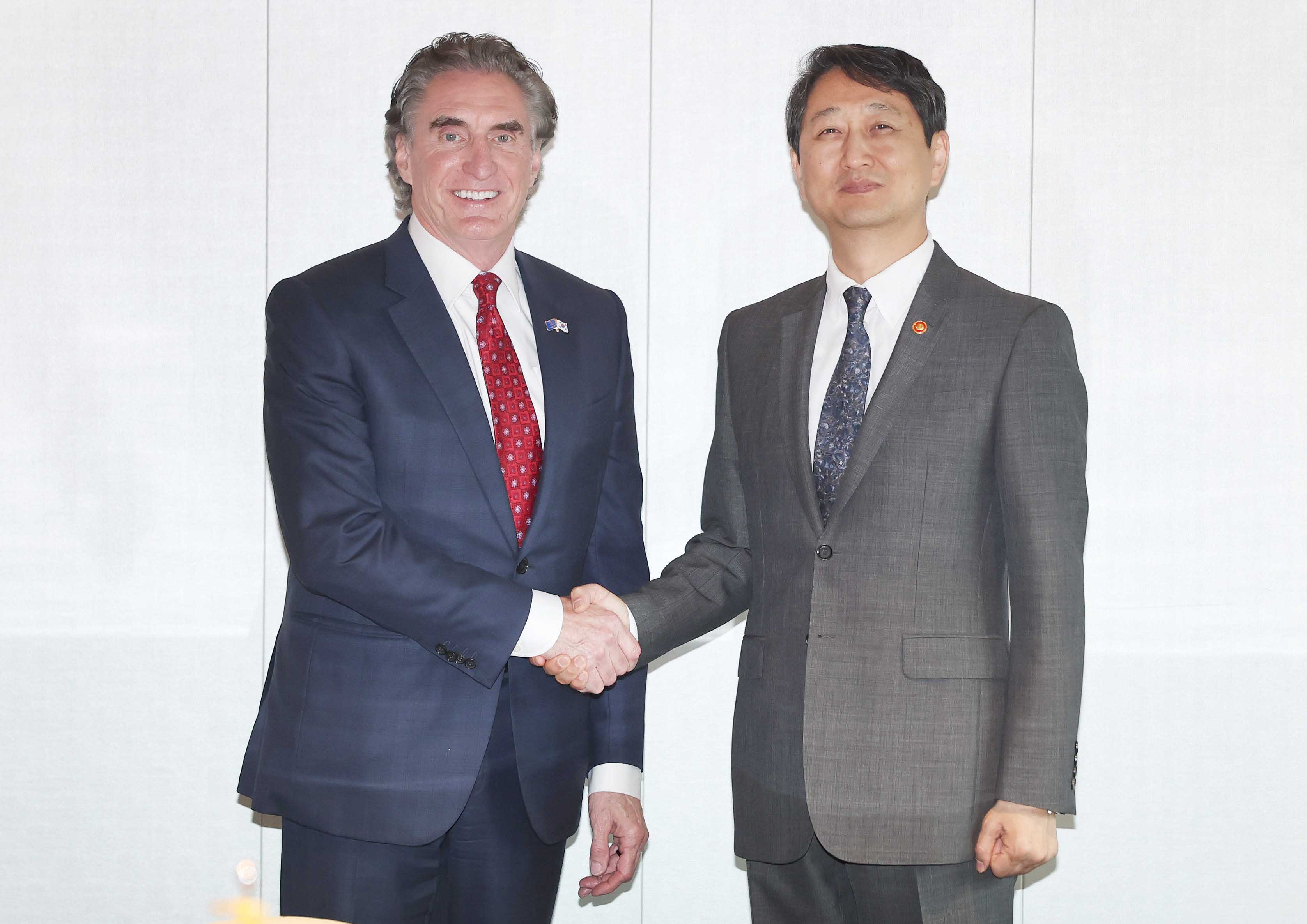 Minister Ahn meets Governor of North Dakota