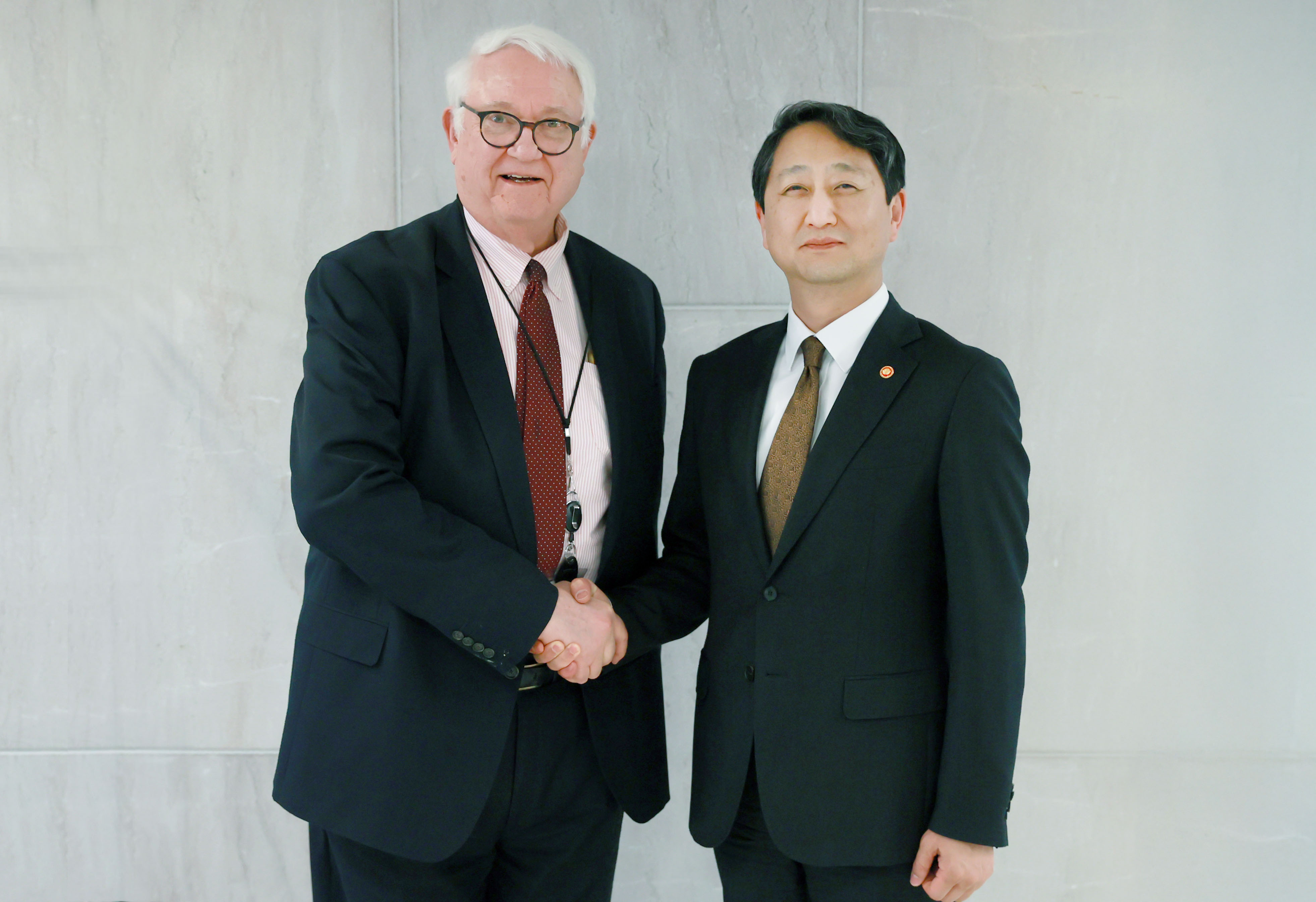 Minister Ahn meets CSIS President and CEO _1