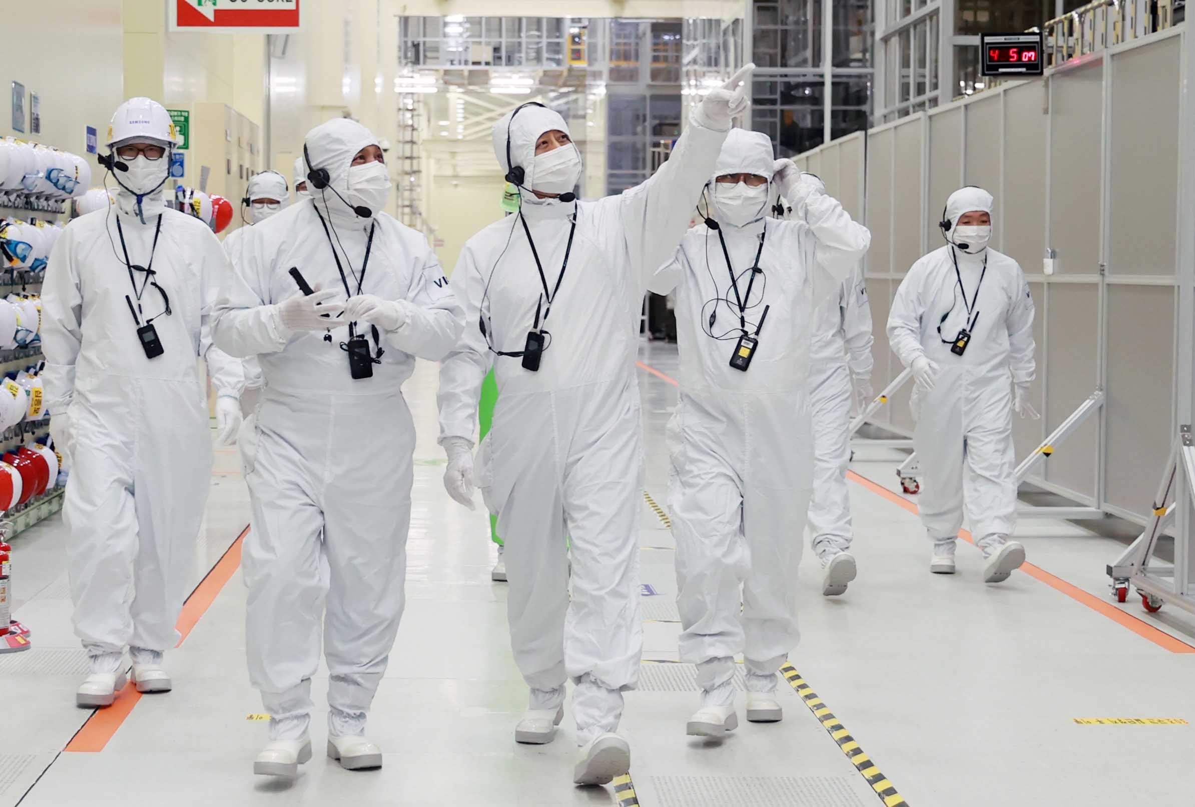 Minister Ahn visits Samsung Display's Asan plant_1