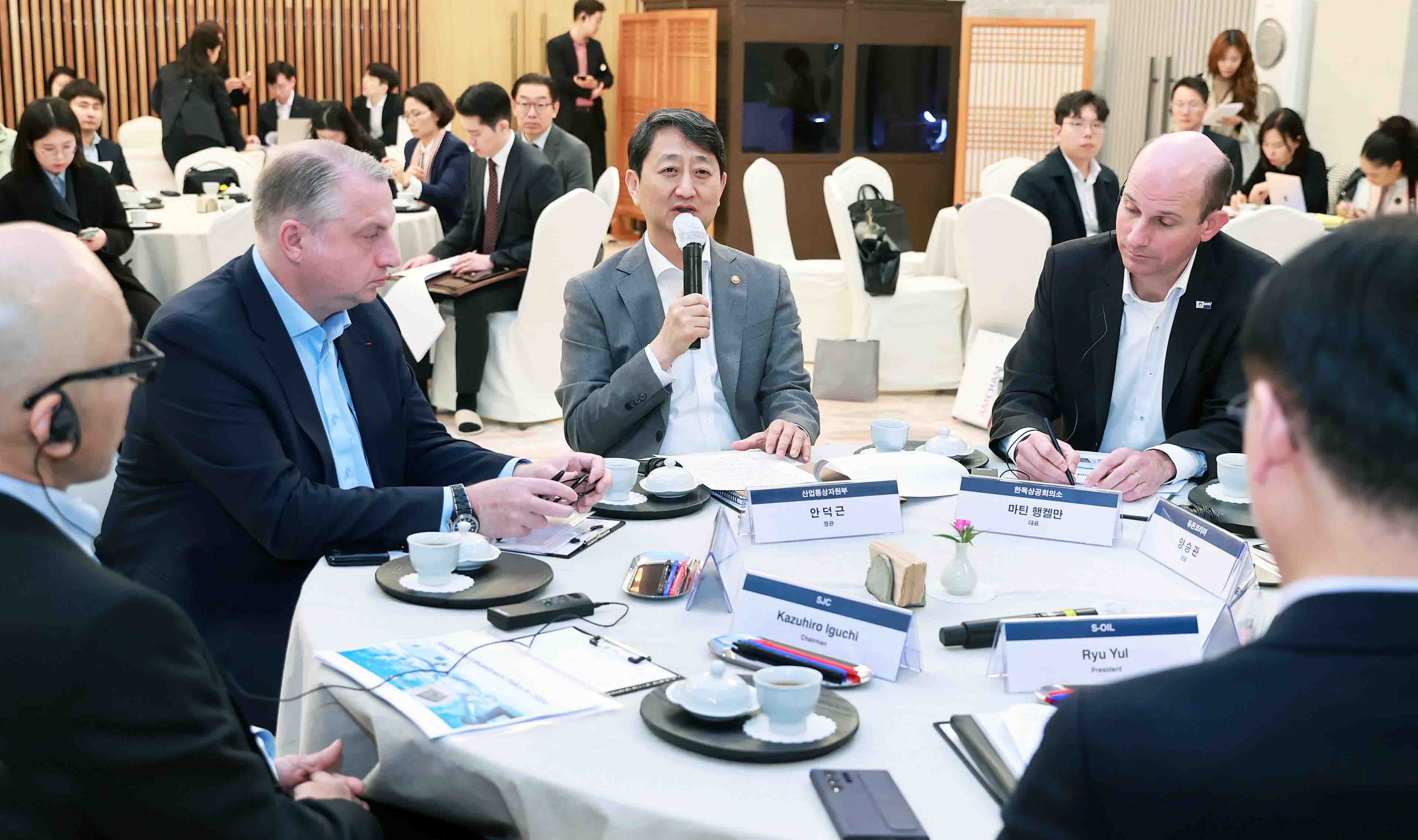 Minister Ahn discusses FDI strategy with foreign-invested companies _1
