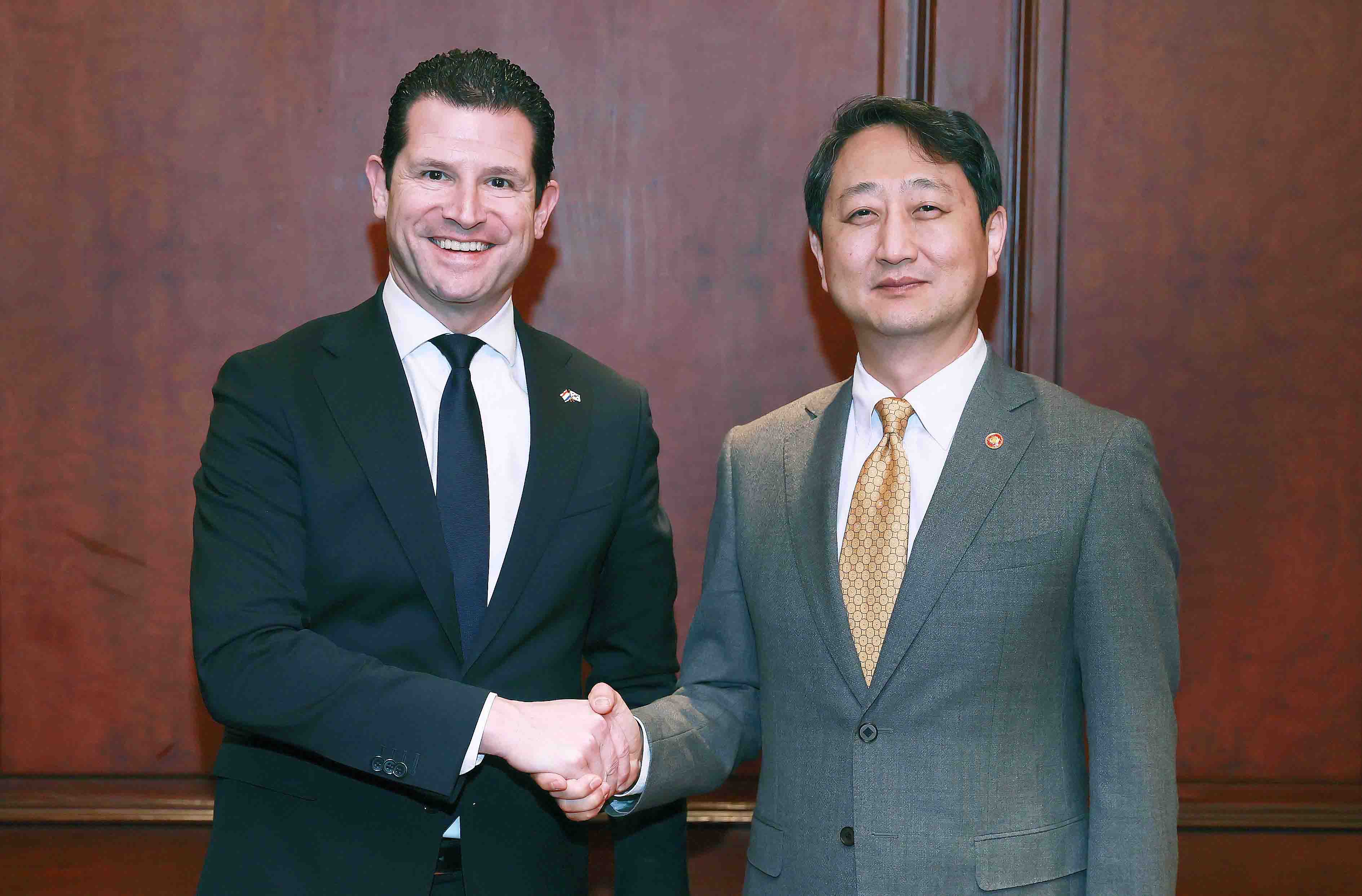 Minister Ahn meets Dutch Minister of Economic Affairs _1