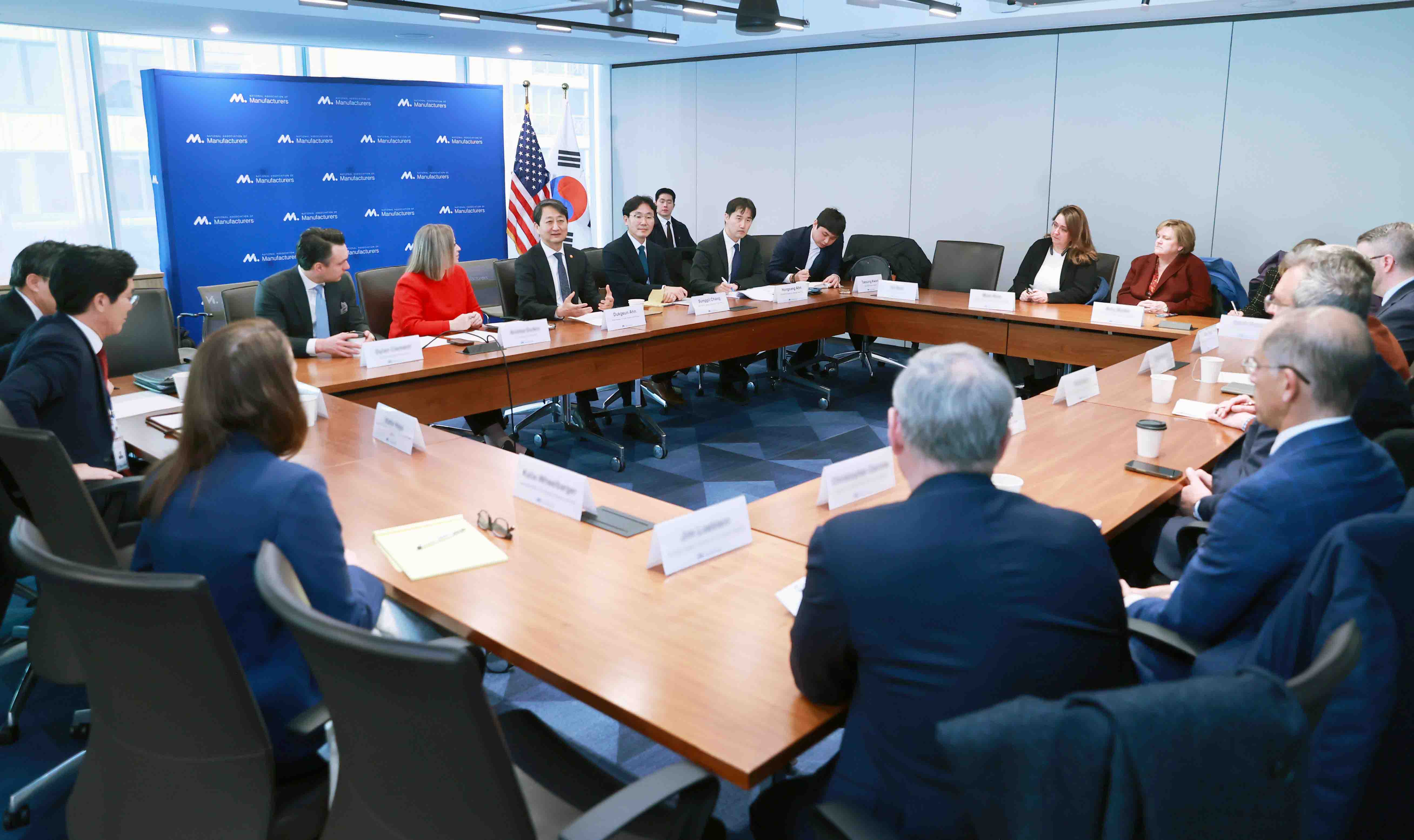 Minister Ahn attends meeting with NAM representatives _1