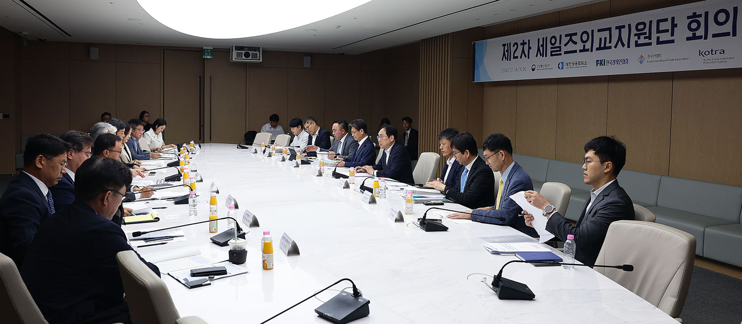 Trade Minister holds 2nd “Sales Diplomacy Support Group” meeting_1