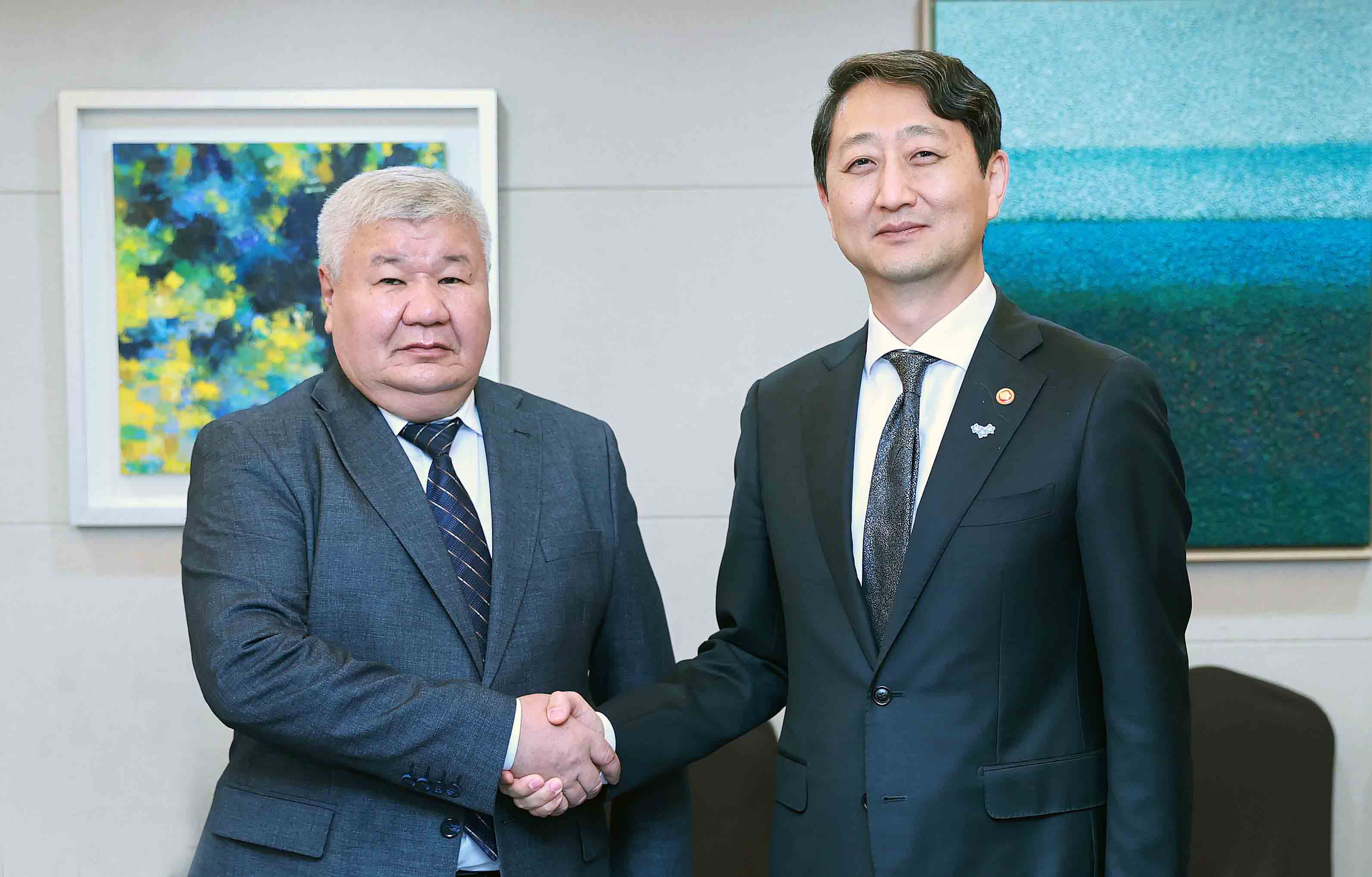 Minister meets Kyrgyz Energy Minister _1