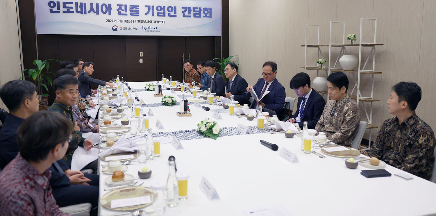 Trade Minister holds conference with firms operating in Indonesia_1