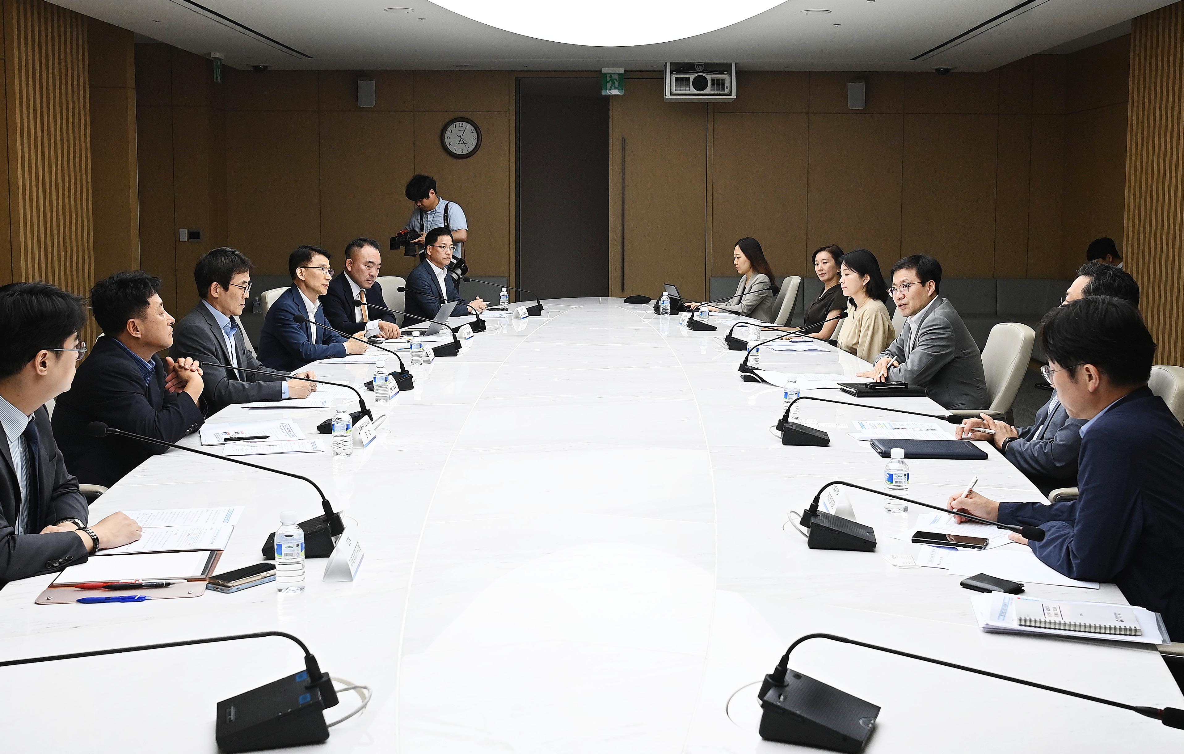Trade Minister Hosts Strategy Meeting for APEC Business Events_1