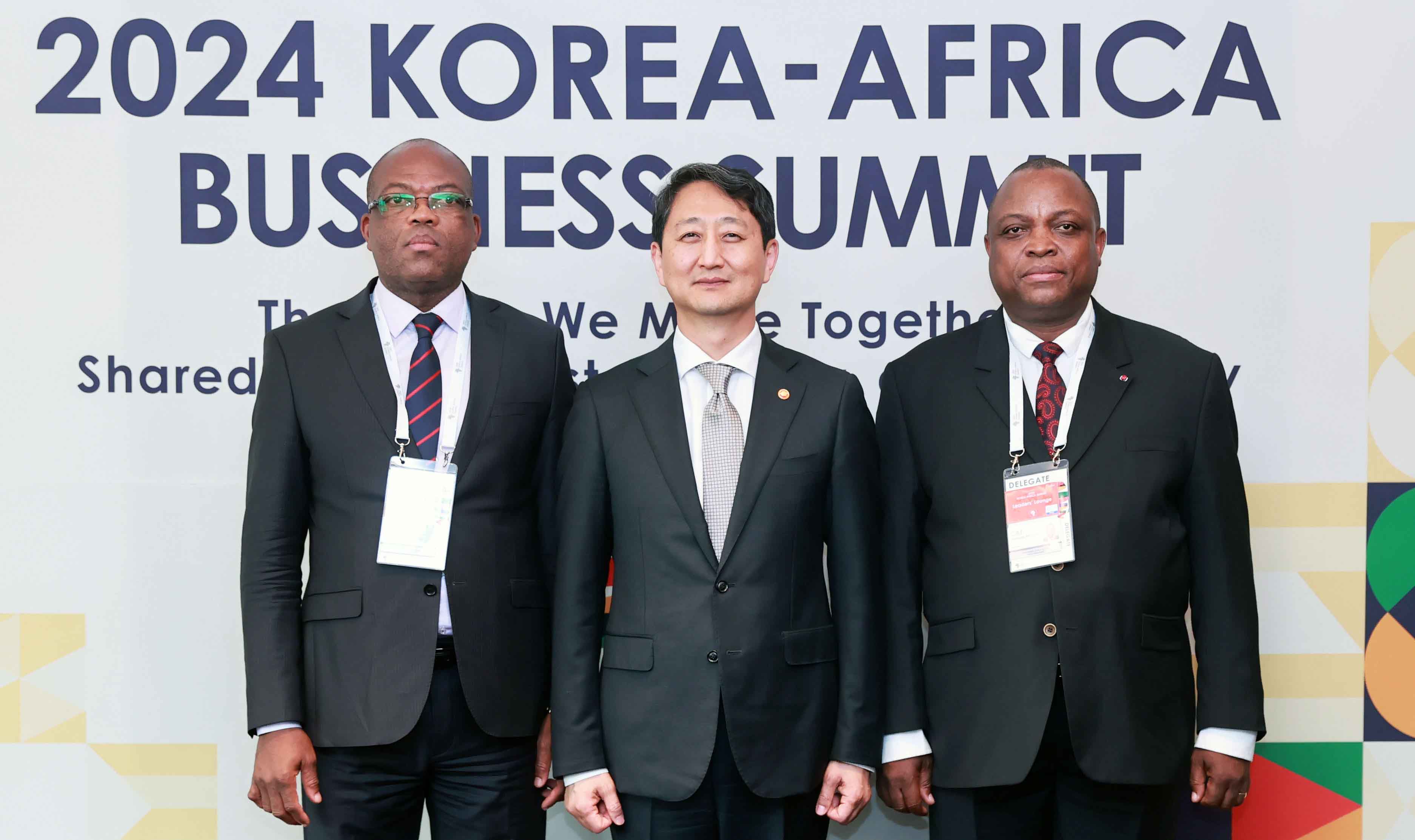 Minister Ahn meets with Central African Republic ministers_1