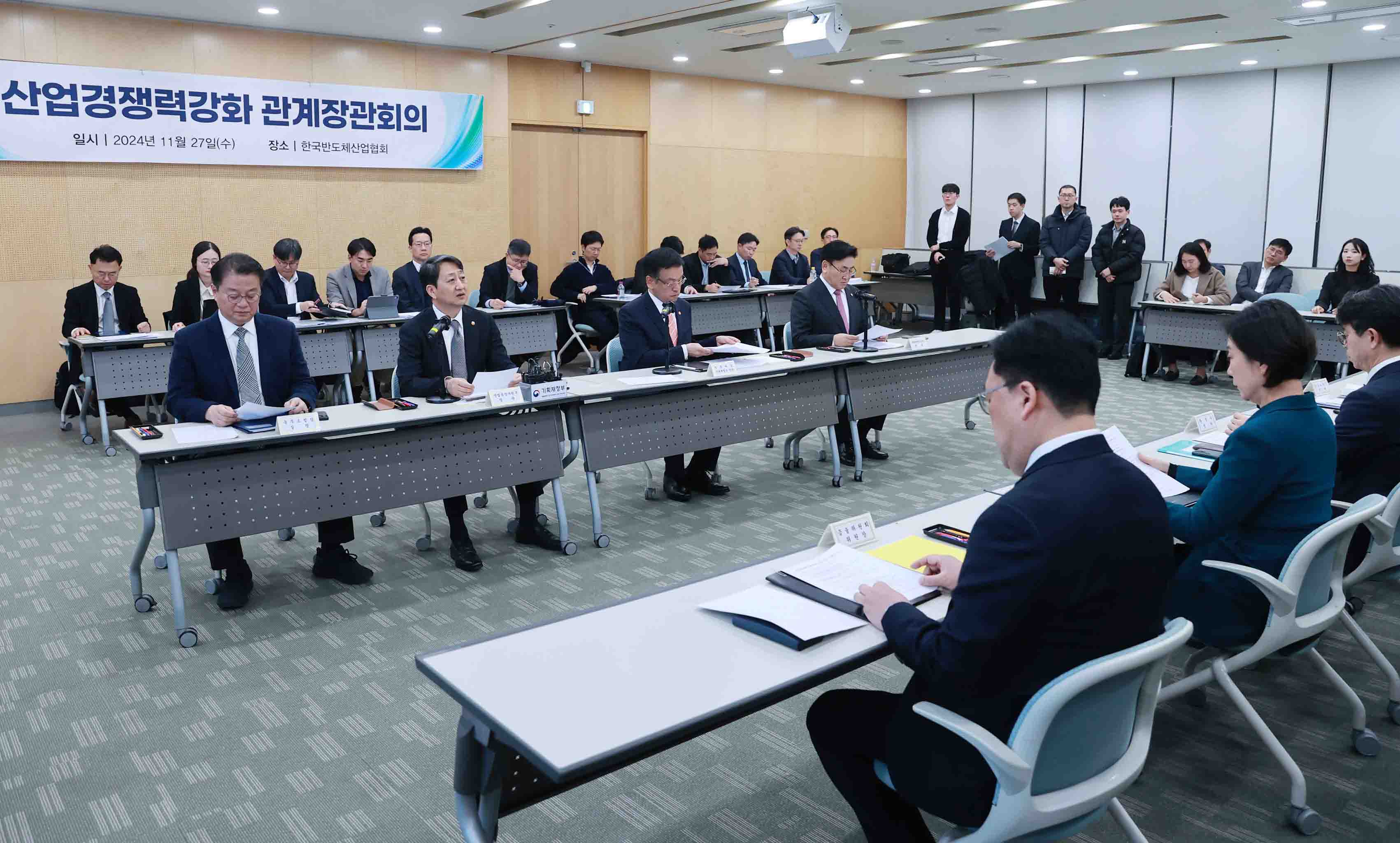 Minister attends interministerial meeting on strengthening industrial competitiveness_1