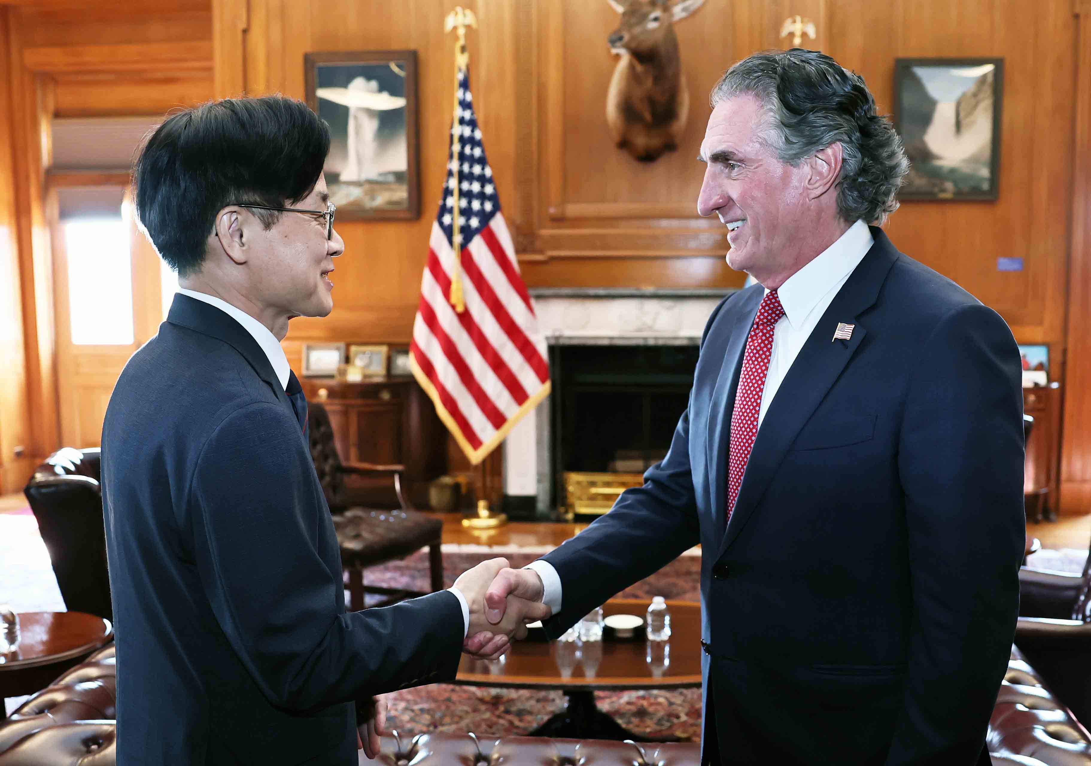 Minister Meets Chair of White House Energy Council_1