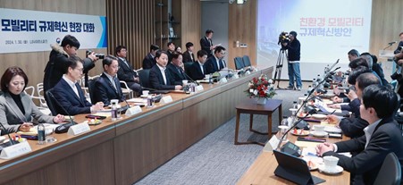 Minister Ahn chairs discussions on regulatory innovation for green mobility_1