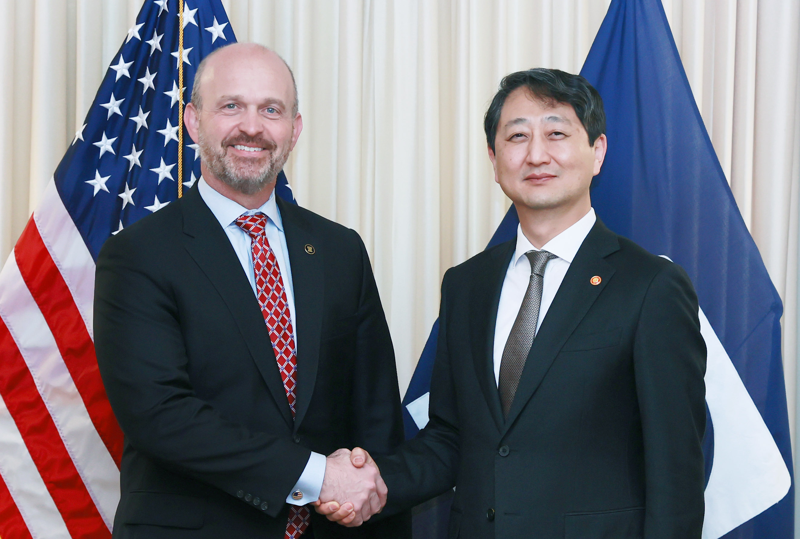 Minister Ahn meets Heritage Foundation President_1